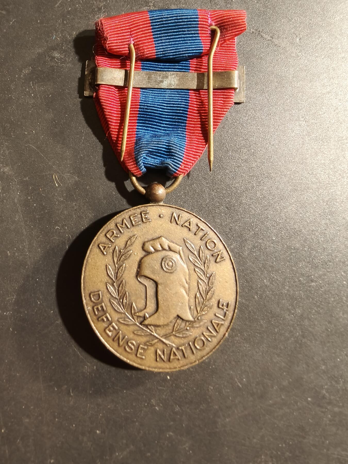 老王徽章第169期 法国铜级国防服役奖章    高浮雕版    国家宪兵勋条