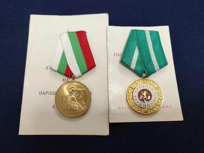 时顺第二十七拍 - 保加利亚军事功勋奖章套章，属于斯托伊诺夫克里斯托，包含：军事功勋奖章，反法西斯胜利30周年奖章