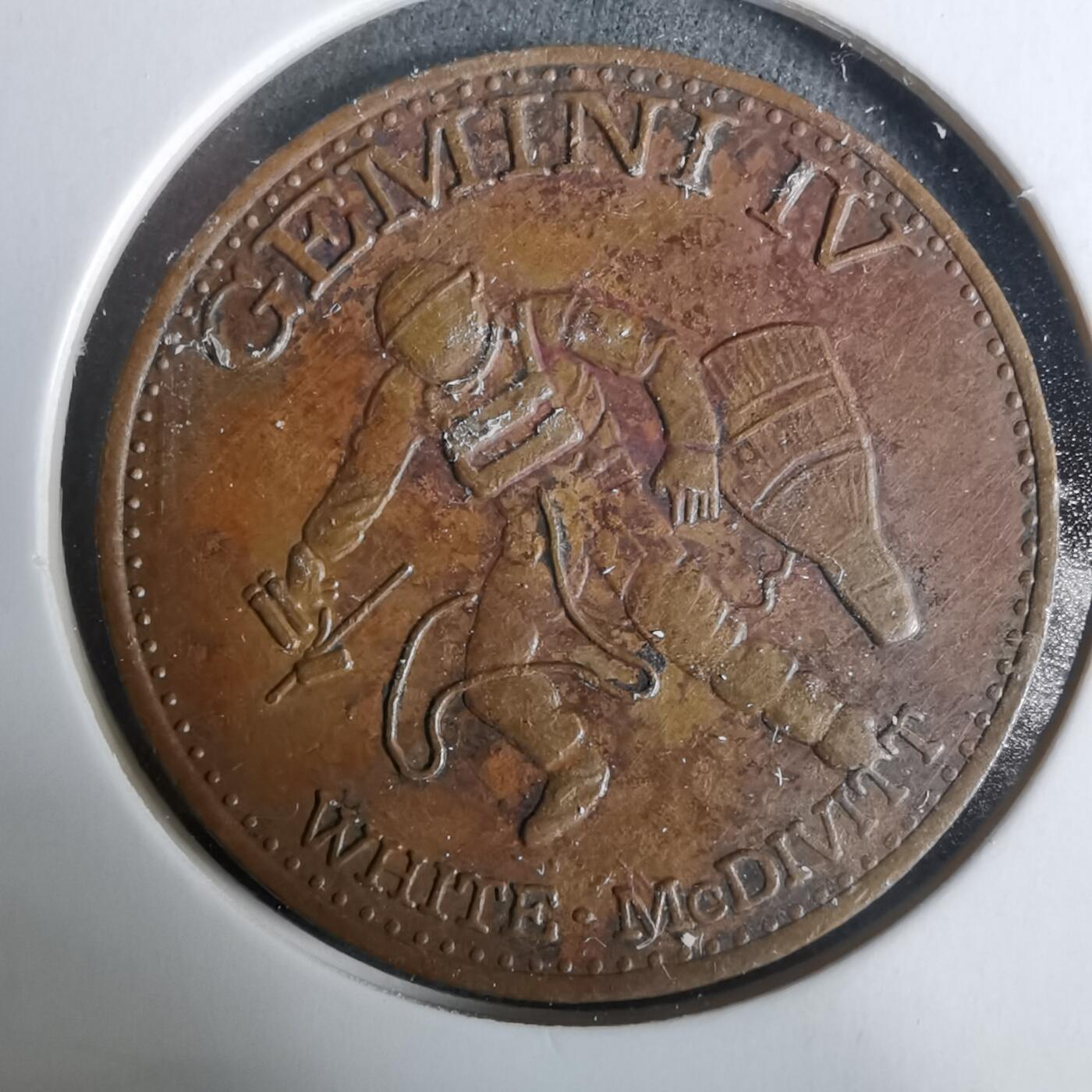 沼泽如烟--第929场 航天纪念章