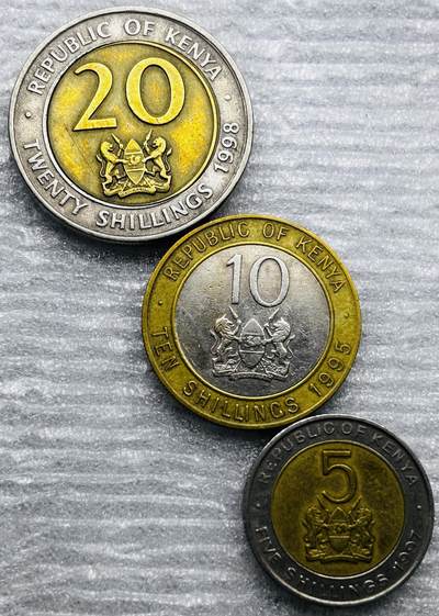 文馨钱币收藏第 284 场，【 长期接收代拍品】老藏家拍品南朝鲜李承晚时期货币，泰国大型纪念币，土耳其各时期及各国套币场 - 好品肯尼亚 5-10-20 先令双色纪念币 3 枚套