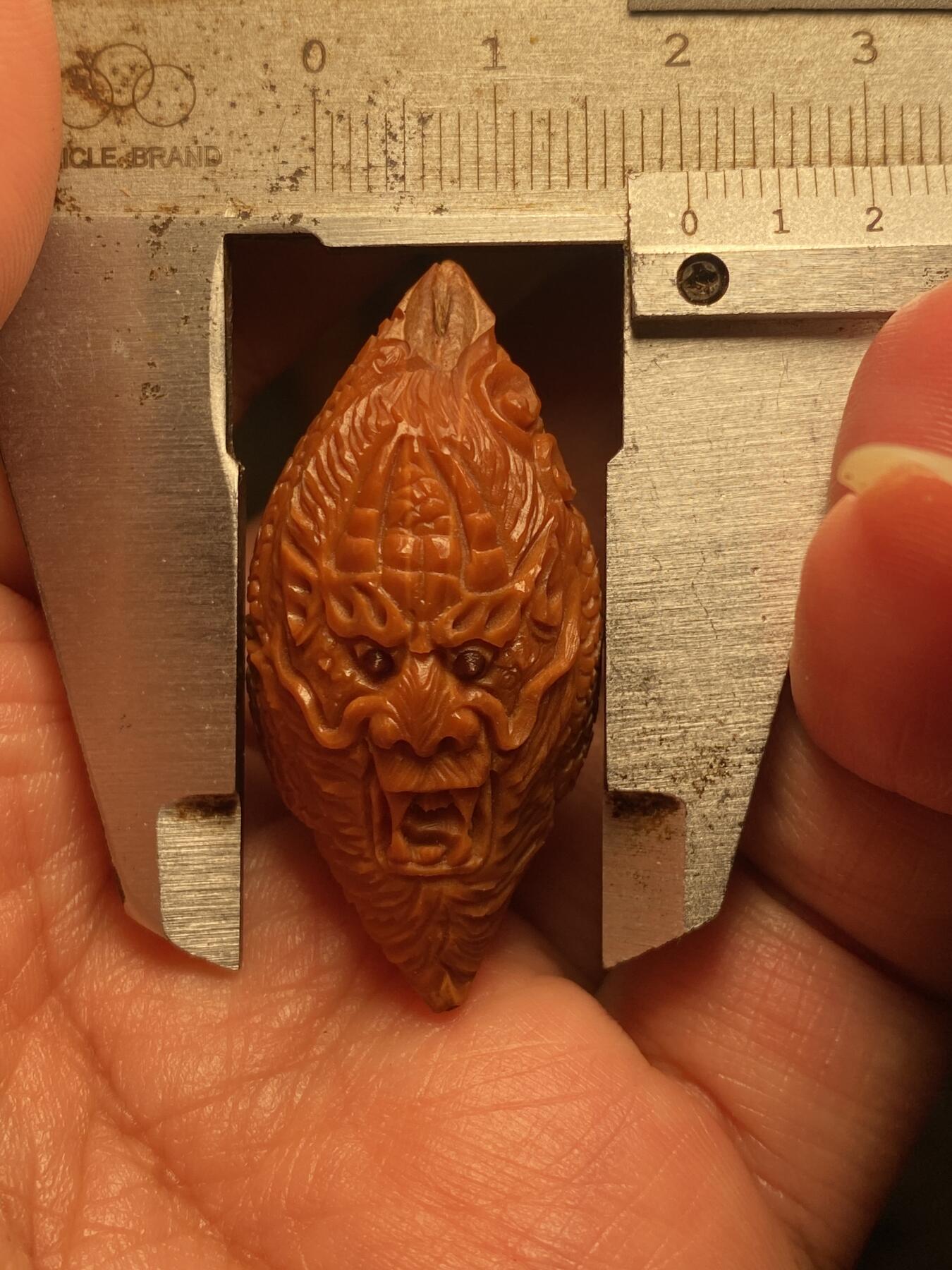 以核会友，中国非物质文化遗产苏工核雕手作 福利苏工核雕，纯手工雕刻一叶成龙单籽个性十足，等待有缘人，市场无同款，尺寸2。0x4.1喜欢的来