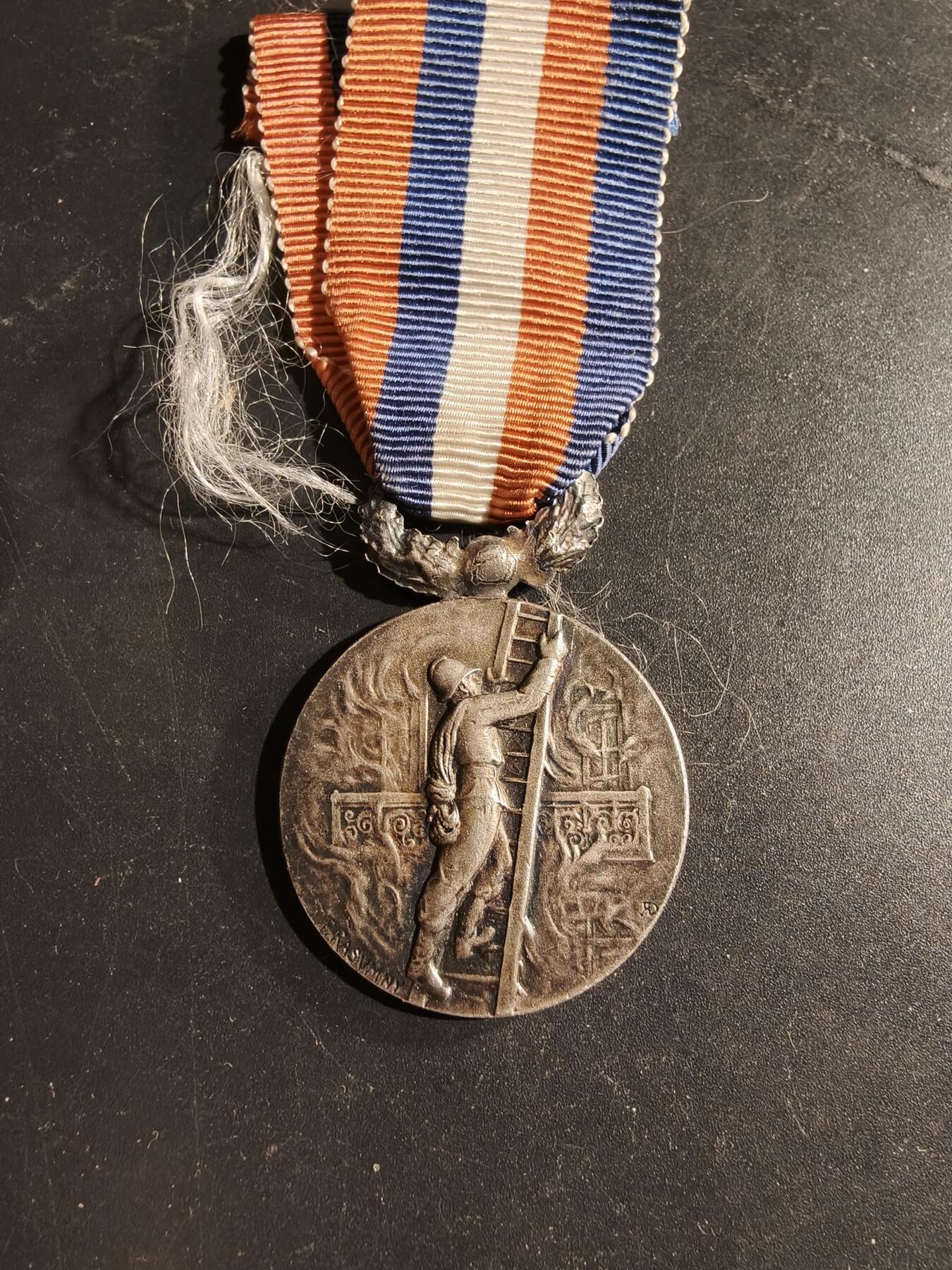 老王徽章第169期 法国消防员协会奖章  早期版