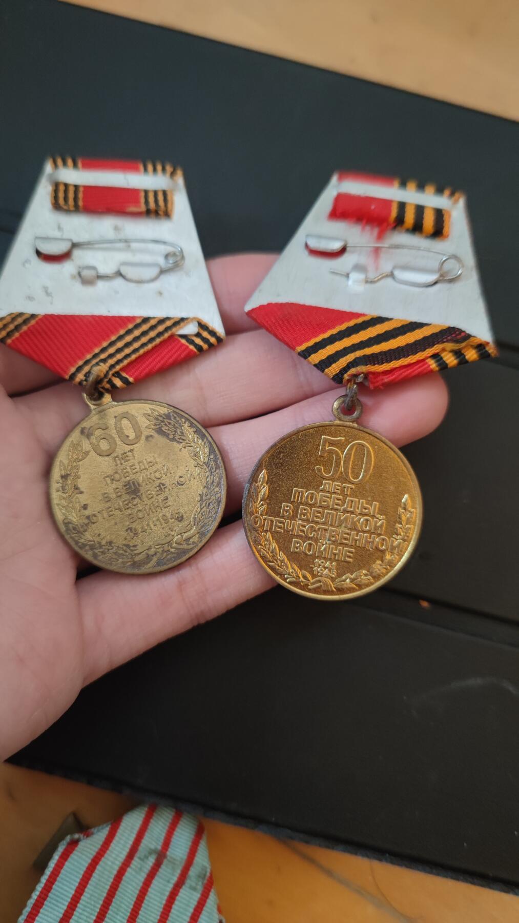 全场0元起拍，周六（12.13）下午5点开始，第70期 苏联周年纪念章一组。锈迹严重。