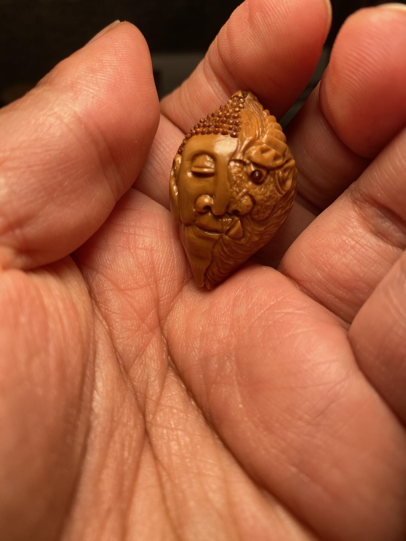 以核会友，中国非物质文化遗产苏工核雕手作 福利苏工核雕，纯手工雕刻，老苏工一念佛魔，个性十足，等待有缘人尺寸2。29x3.55喜欢的来