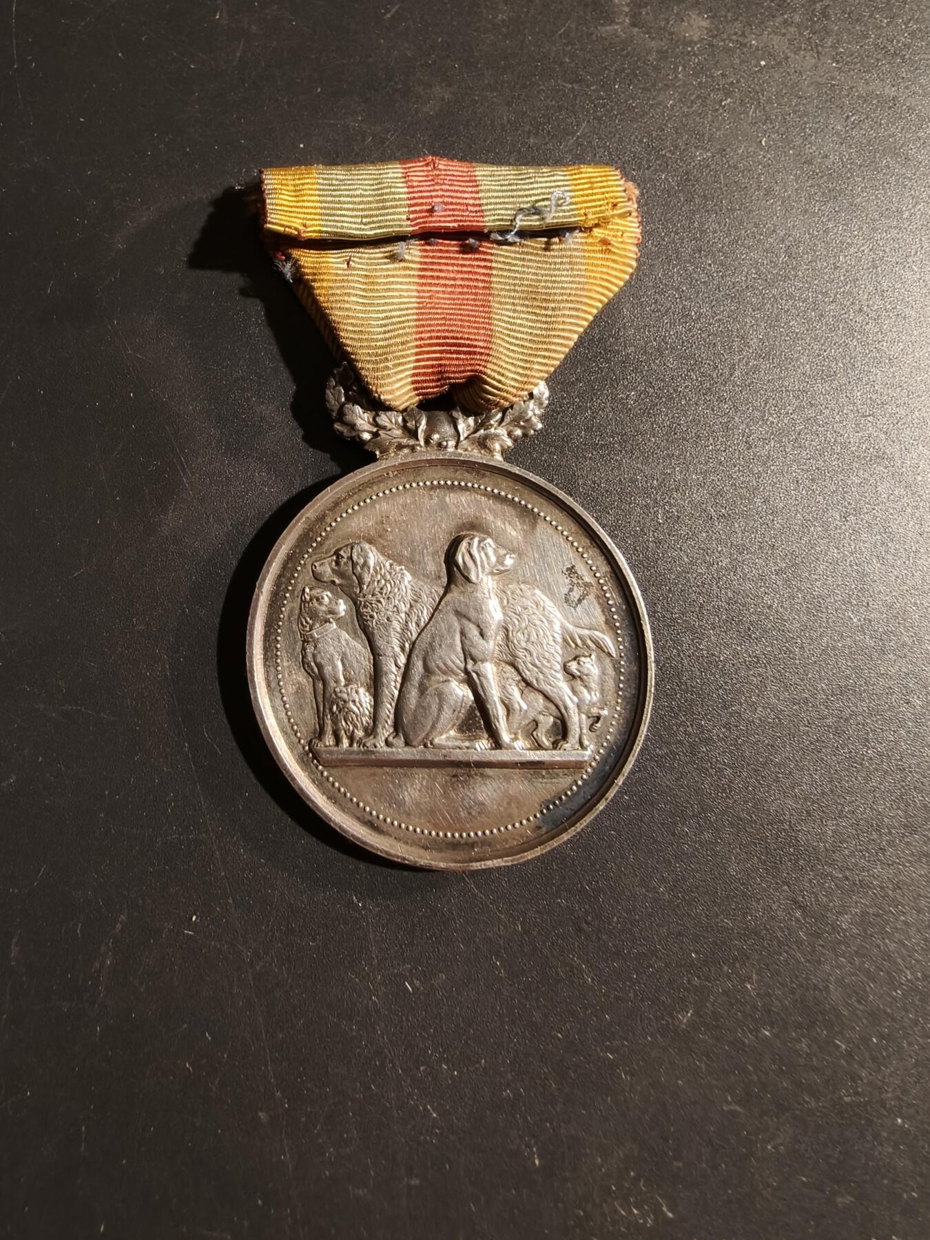 老王徽章第169期 法国早期动物保护协会银质奖章     吊环带银标     21.5g