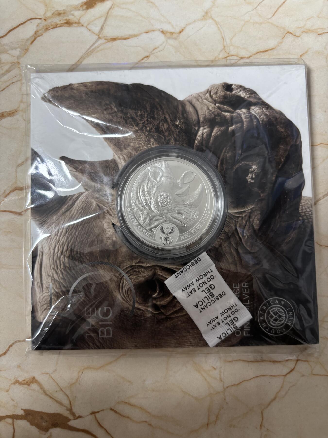 第185期拍卖 卡装南非2022年非洲五霸犀牛1盎司纪念普制银币，999银，发行15000枚