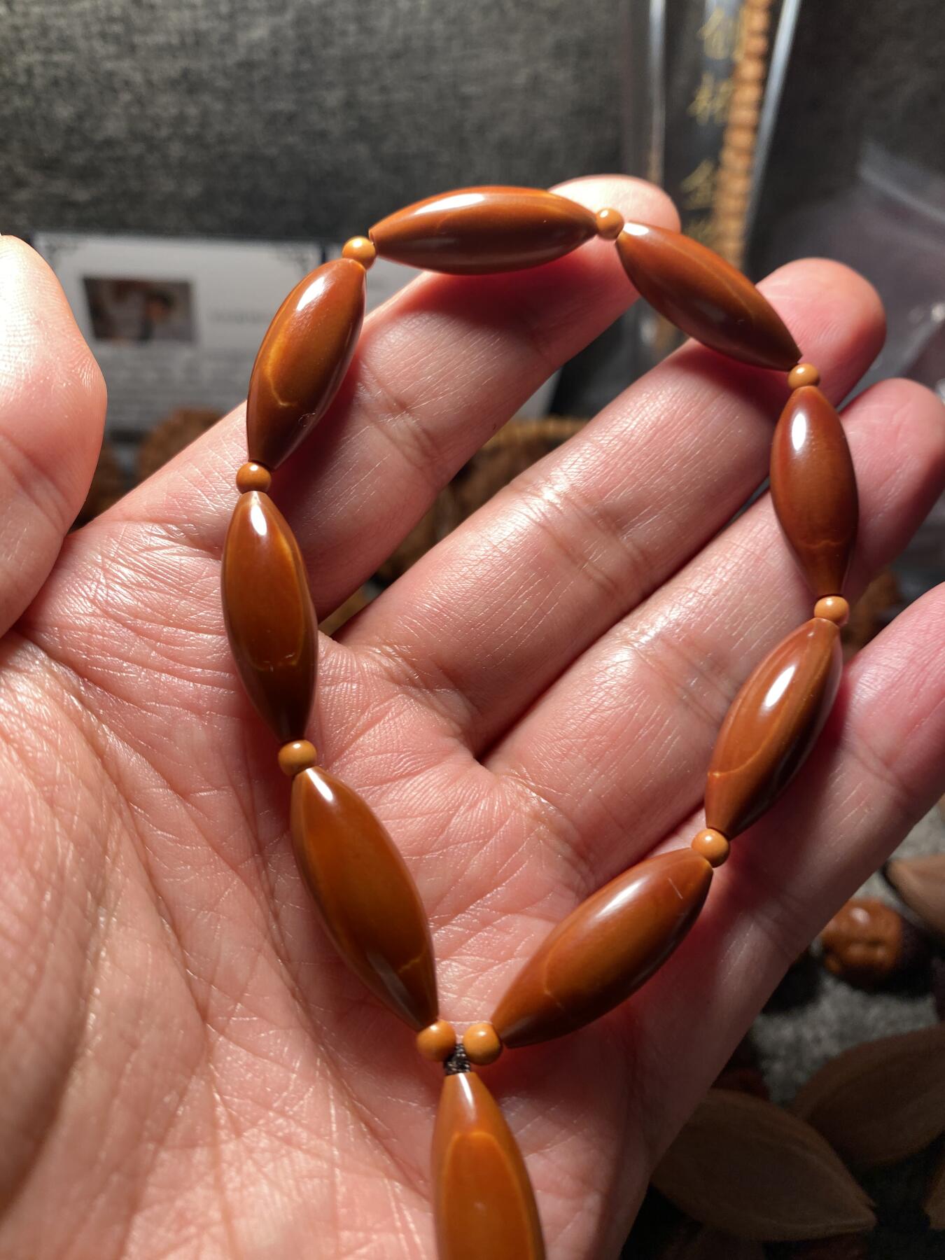 以核会友，中国非物质文化遗产苏工核雕手作 福利苏工核雕，纯手工10遍打磨，铁核柳叶精工10年老核，个性十足，等待有缘人，与众不同，尺寸0。9x2.4喜欢的来