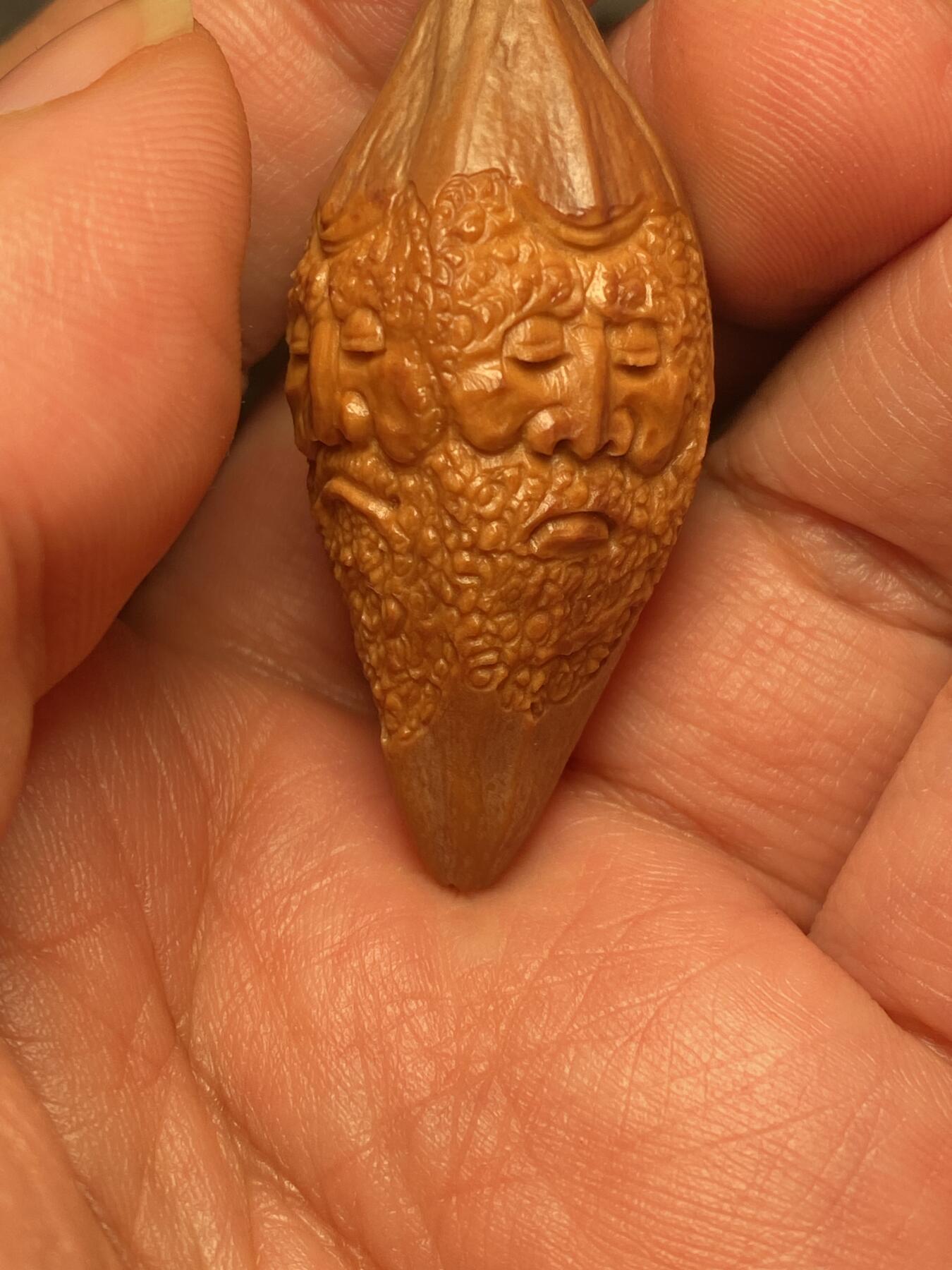 以核会友，中国非物质文化遗产苏工核雕手作 福利苏工核雕，纯手工雕刻，四花梅林大核达摩百态，四个表情，个性十足，等待有缘人，市场无同款，尺寸2。18x4.8喜欢的来