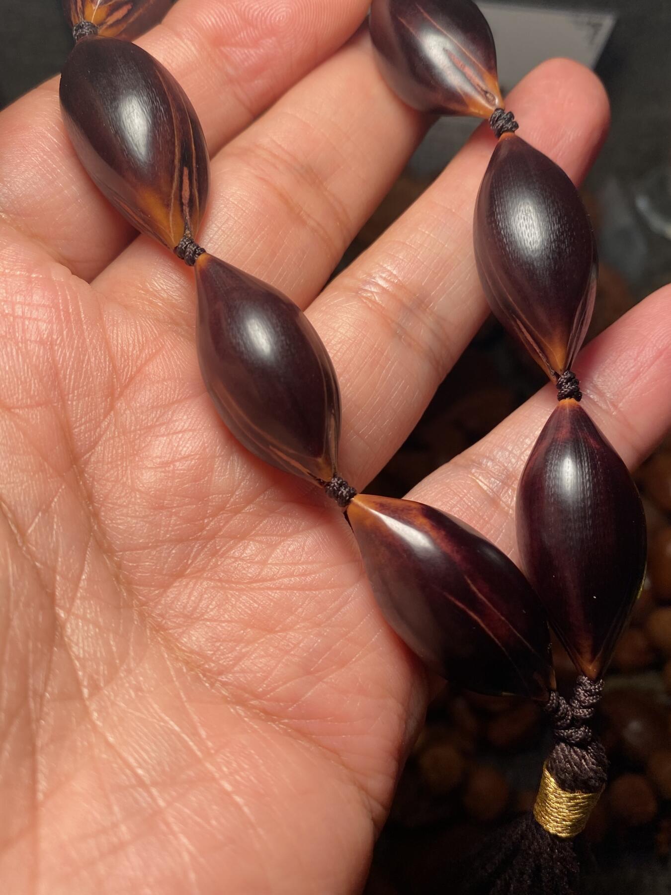 以核会友，中国非物质文化遗产苏工核雕手作 福利苏工核雕，纯手工打磨，天然紫核随型光珠，老料，个性十足，等待有缘人，市场无同款，尺寸1。5x3.25左右喜欢的来