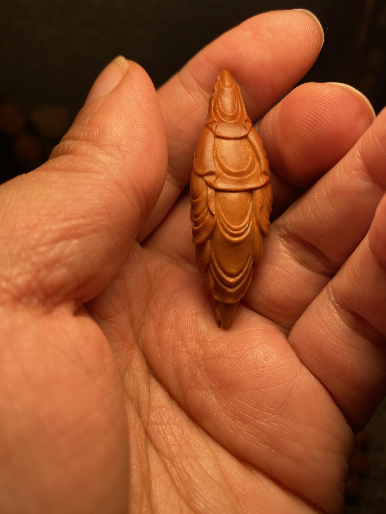 以核会友，中国非物质文化遗产苏工核雕手作 福利苏工核雕，纯手工雕刻，老苏工精品观音姐姐，个性十足，等待有缘人尺寸1。65x5.3喜欢的来