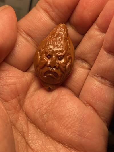 以核会友，中国非物质文化遗产苏工核雕手作 - 福利苏工核雕，纯手工雕刻，老苏工门神，个性十足，等待有缘人，市场无同款，尺寸2。2x3.7喜欢的来