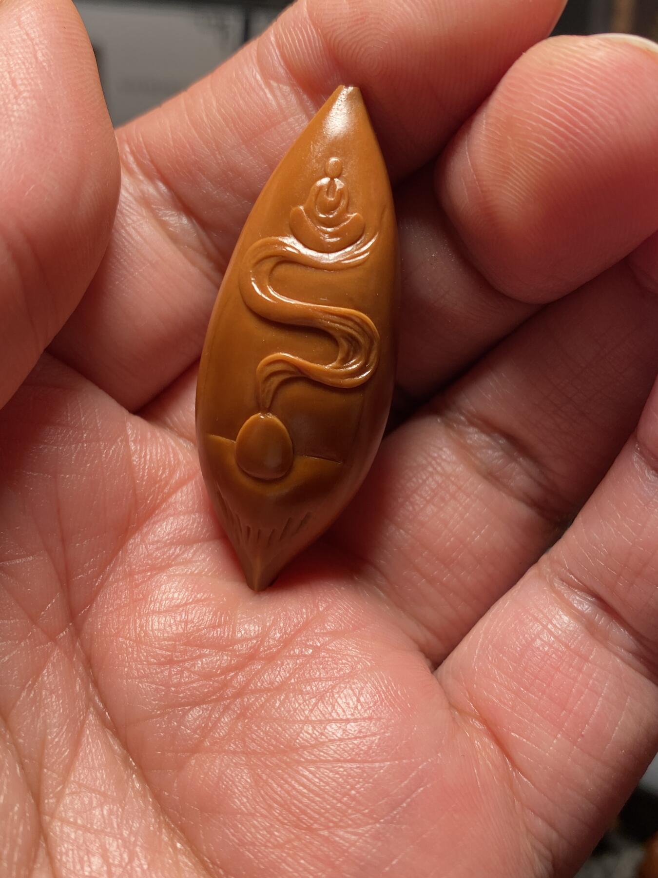 以核会友，中国非物质文化遗产苏工核雕手作 福利苏工核雕，纯手工雕刻，稀有二花特长核佛本无相，个性十足，等待有缘人，与众不同，尺寸1。8x4。55喜欢的来