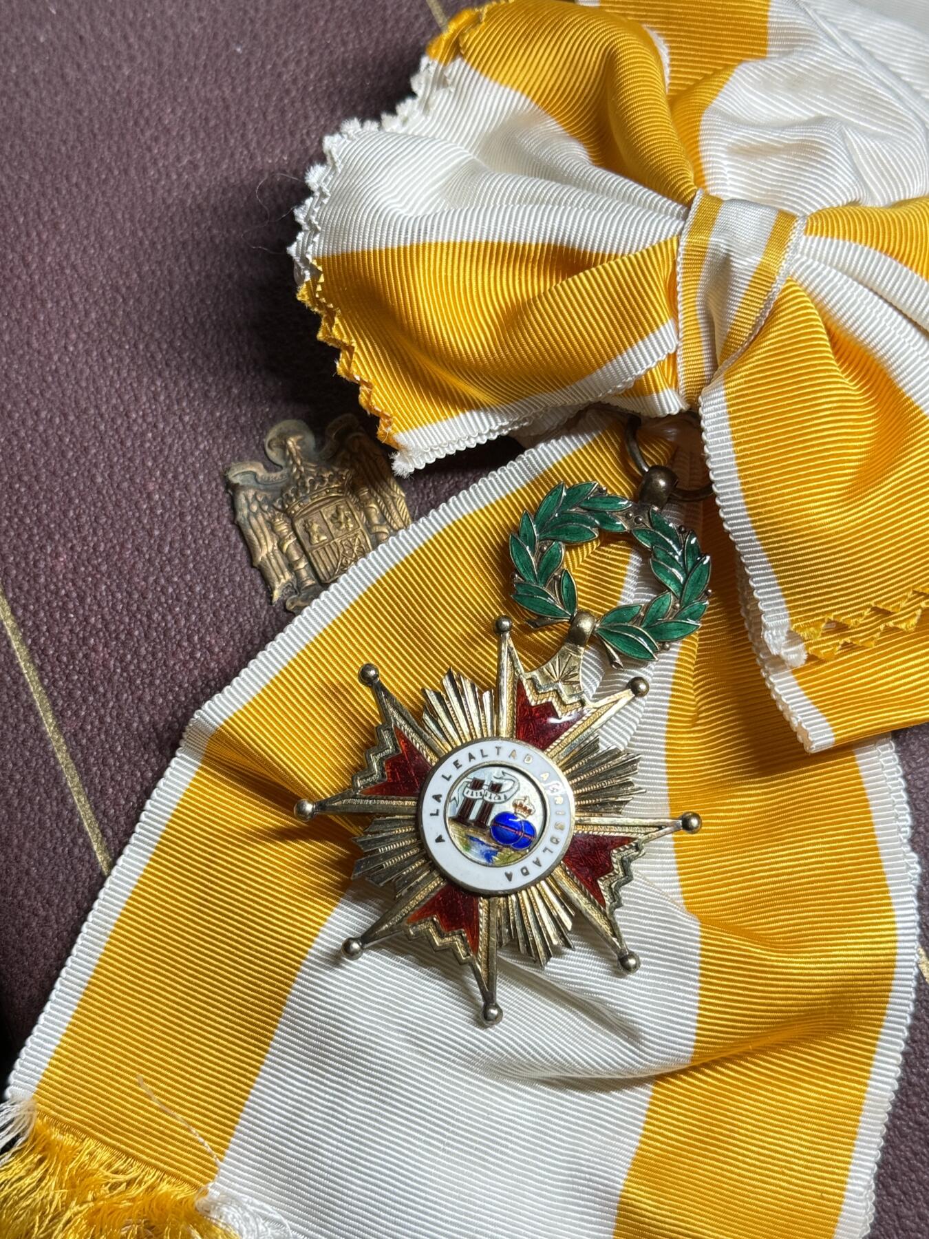 欢庆元旦！戎马世界章牌大赏第109期元旦大拍 西班牙大十字级伊莎贝拉勋章大绶，带盒子，缺少星芒章，佛朗哥时期版本，早期银制，少见