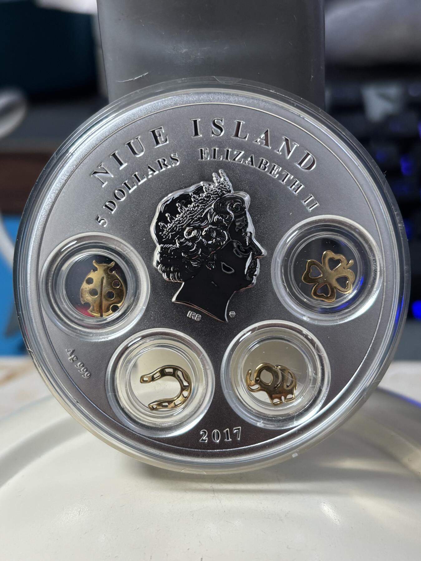 第185期拍卖 纽埃2017镶嵌四叶草马蹄跌大象瓢虫幸运符彩银币，999银，发行500枚，77.75克