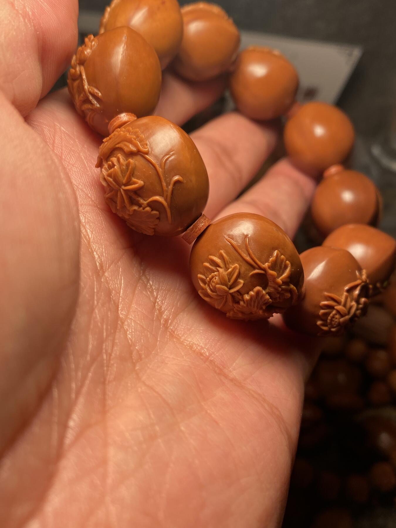 以核会友，中国非物质文化遗产苏工核雕手作 福利苏工核雕，纯手工雕刻，铁核荷塘月色，好运连绵，荷荷美美手串，个性十足，等待有缘人，尺寸2。1x2.28喜欢的来