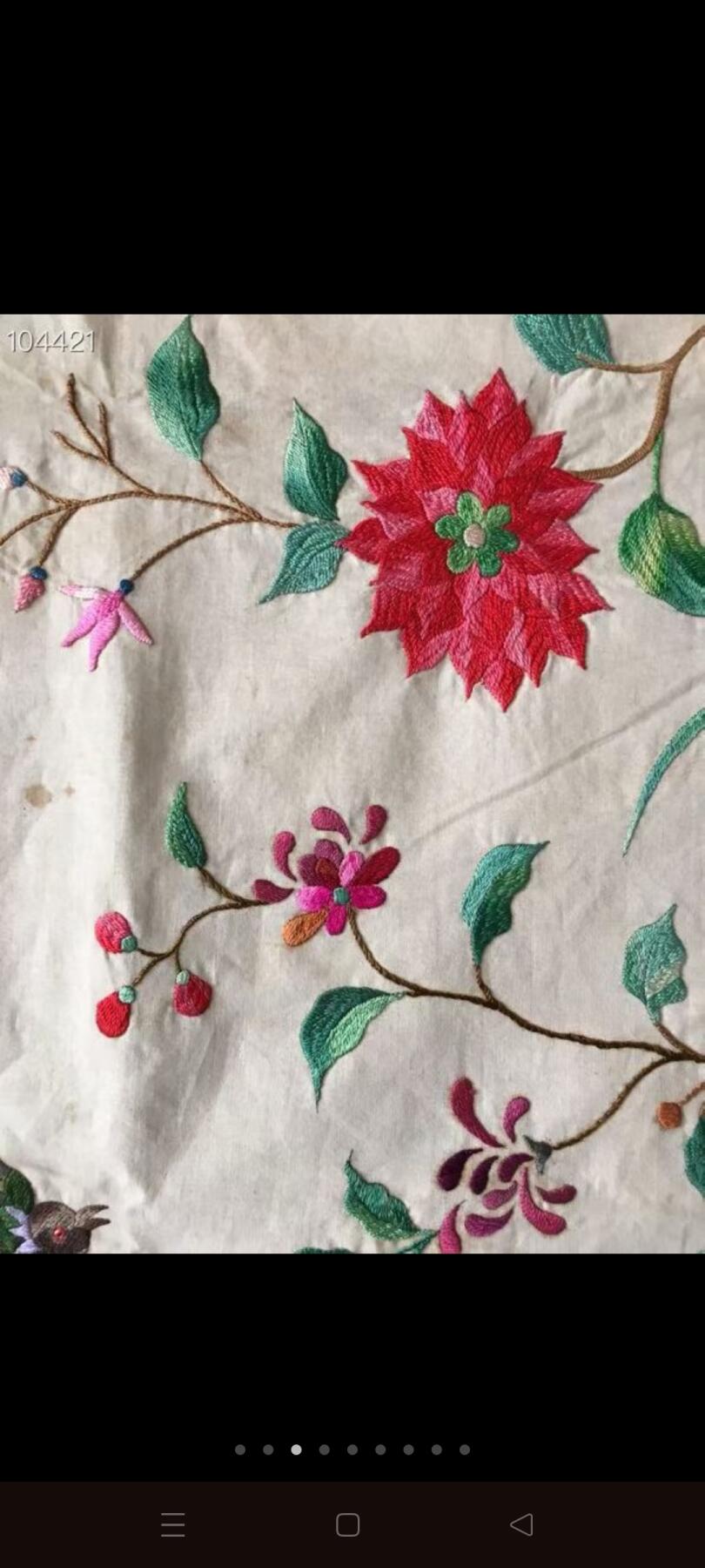 清代刺绣赏品，图案精美绝伦，清秀优雅别致，花儿怒放、鸟儿枝头喳喳、蝴蝶🦋飞飞、嬉戏花朵🌺花蕊争胜！春意盎然喜庆祥和，绣工精湛复杂精细，漂亮无比，色泽鲜艳醇厚饱满，图案精美绝伦，尽显灵动飘逸之唯美意境，惹人醉，包浆浑厚自然，保存完好无损，大开门纯真老货，大户人家所能拥有的高端大气精致优雅之佳品！