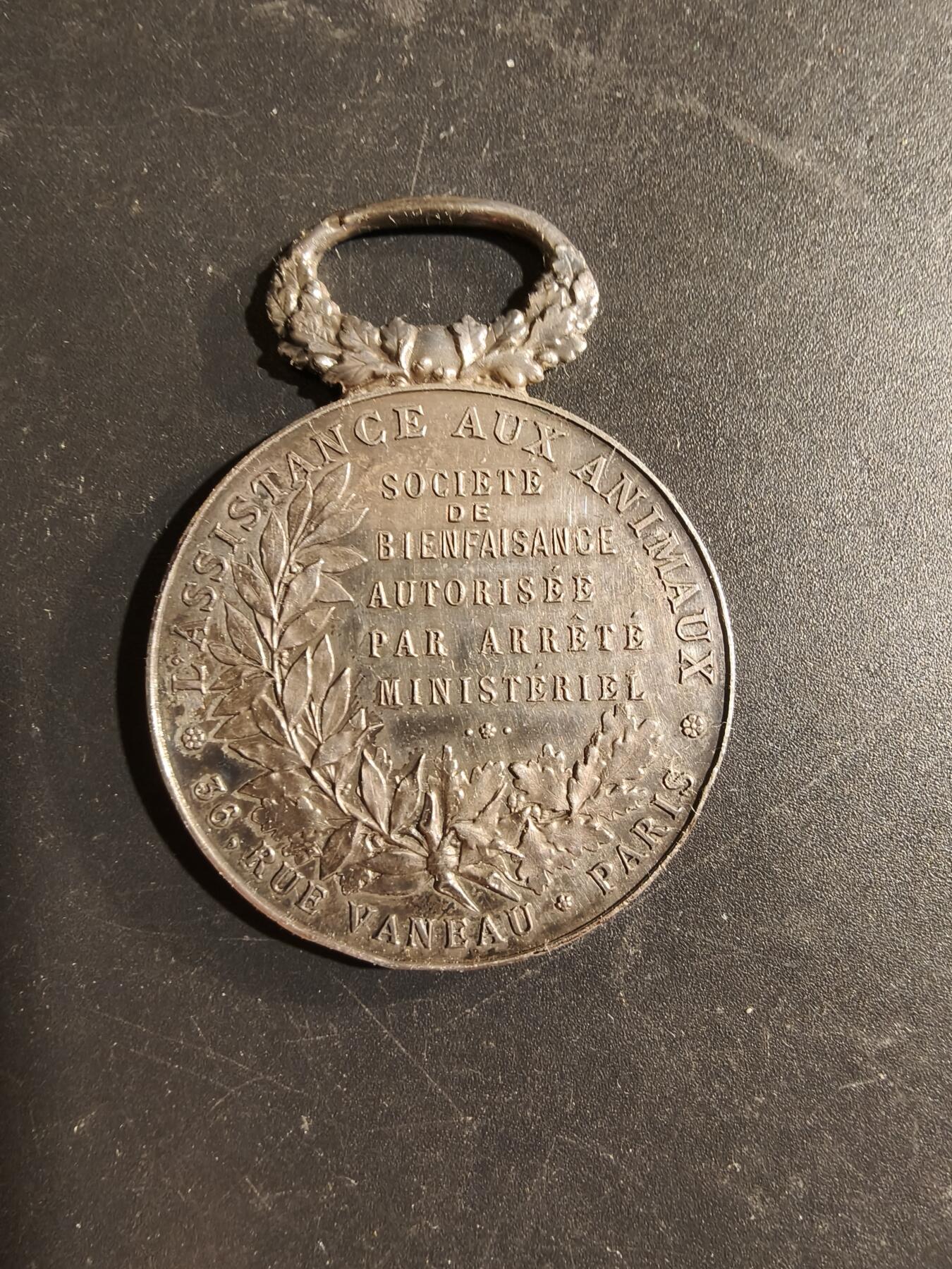 老王徽章第169期 法国早期动物保护协会银质奖章     吊环带银标     21.5g