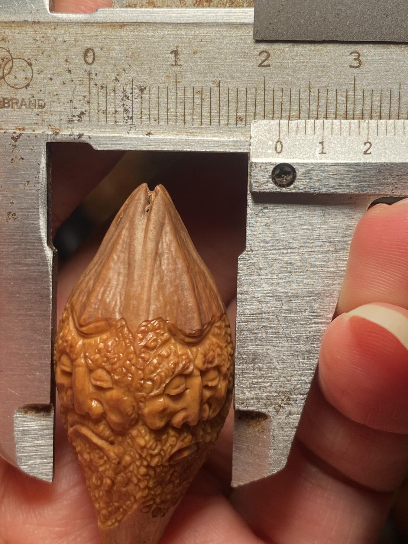 以核会友，中国非物质文化遗产苏工核雕手作 福利苏工核雕，纯手工雕刻，四花梅林大核达摩百态，四个表情，个性十足，等待有缘人，市场无同款，尺寸2。18x4.8喜欢的来