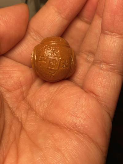 以核会友，中国非物质文化遗产苏工核雕手作 - 福利苏工核雕，纯手工雕刻，老苏工财源滚滚，个性十足，等待有缘人，市场无同款，尺寸2。5x2.5喜欢的来