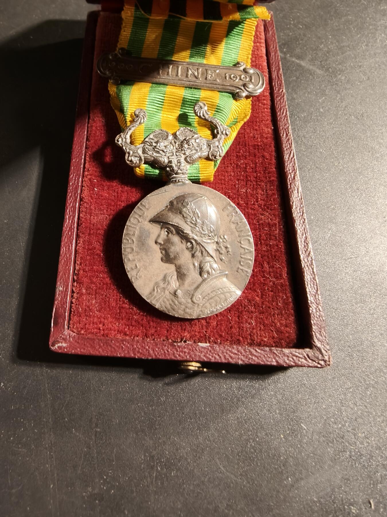 老王徽章第169期 法国1900庚子奖章    原铸950银    带勋条    原盒