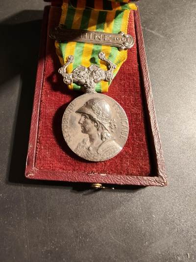 老王徽章第169期 - 法国1900庚子奖章    原铸950银    带勋条    原盒