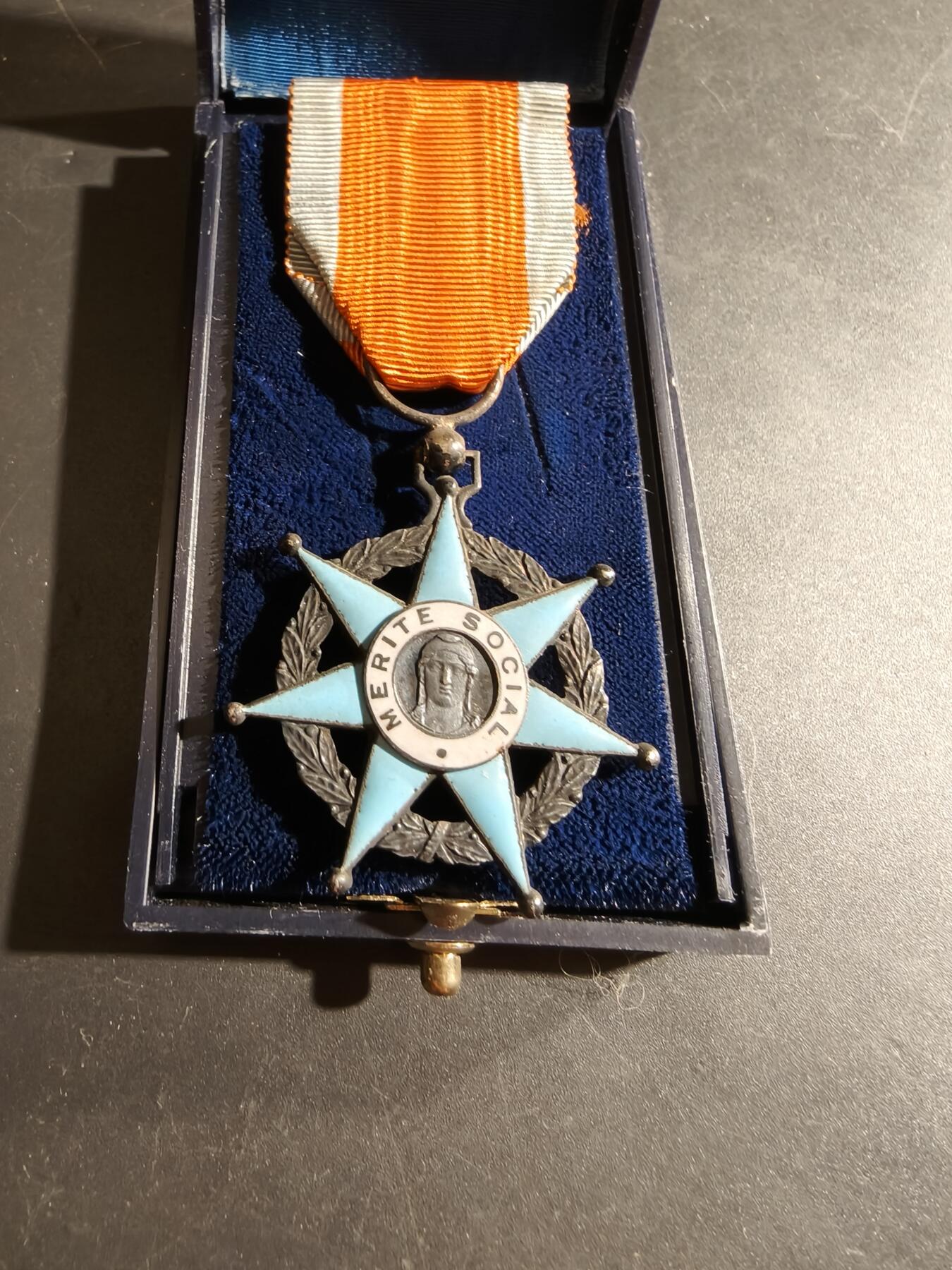 老王徽章第169期 法国骑士级社会功绩勋章    原盒