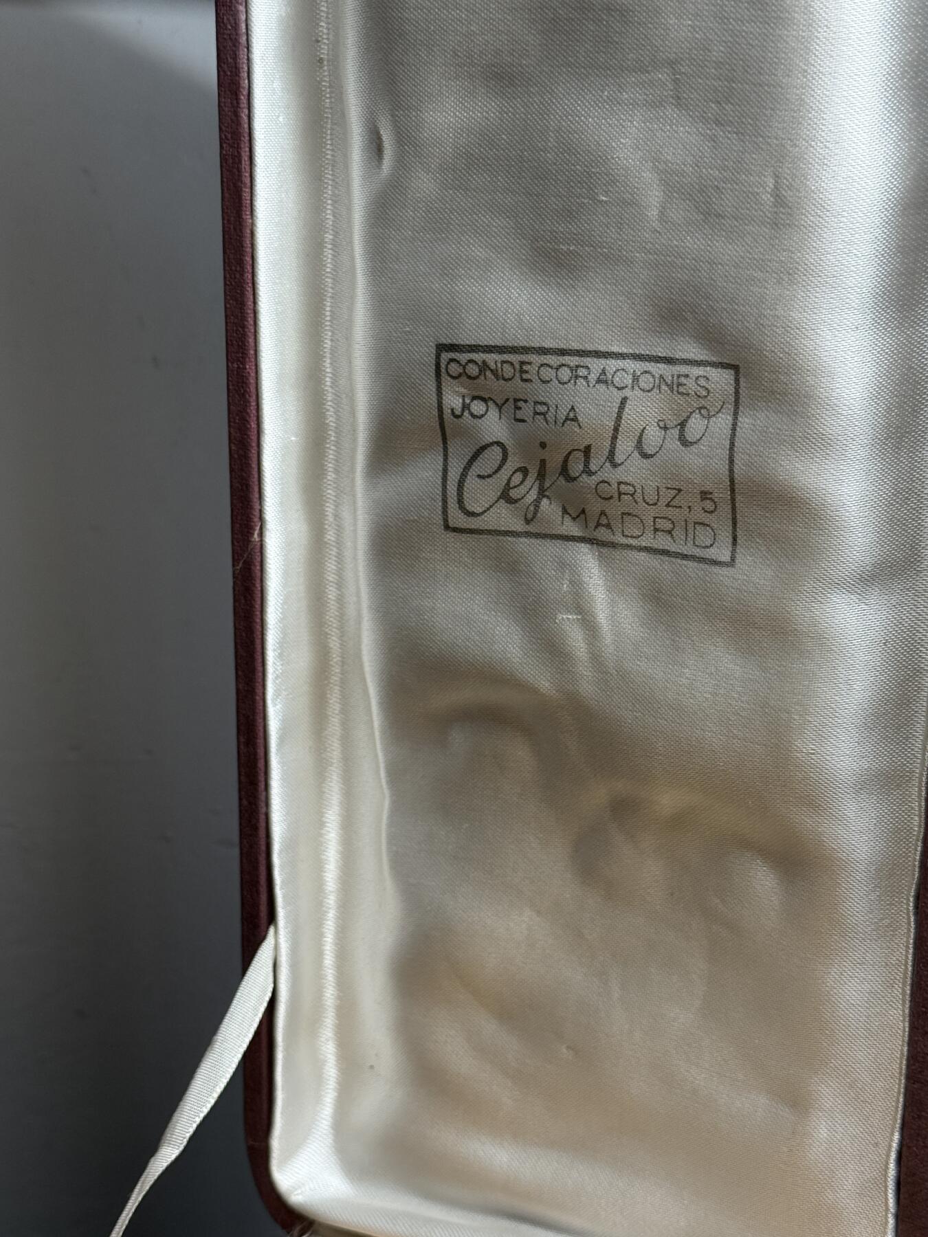 欢庆元旦！戎马世界章牌大赏第109期元旦大拍 西班牙大十字级伊莎贝拉勋章大绶，带盒子，缺少星芒章，佛朗哥时期版本，早期银制，少见