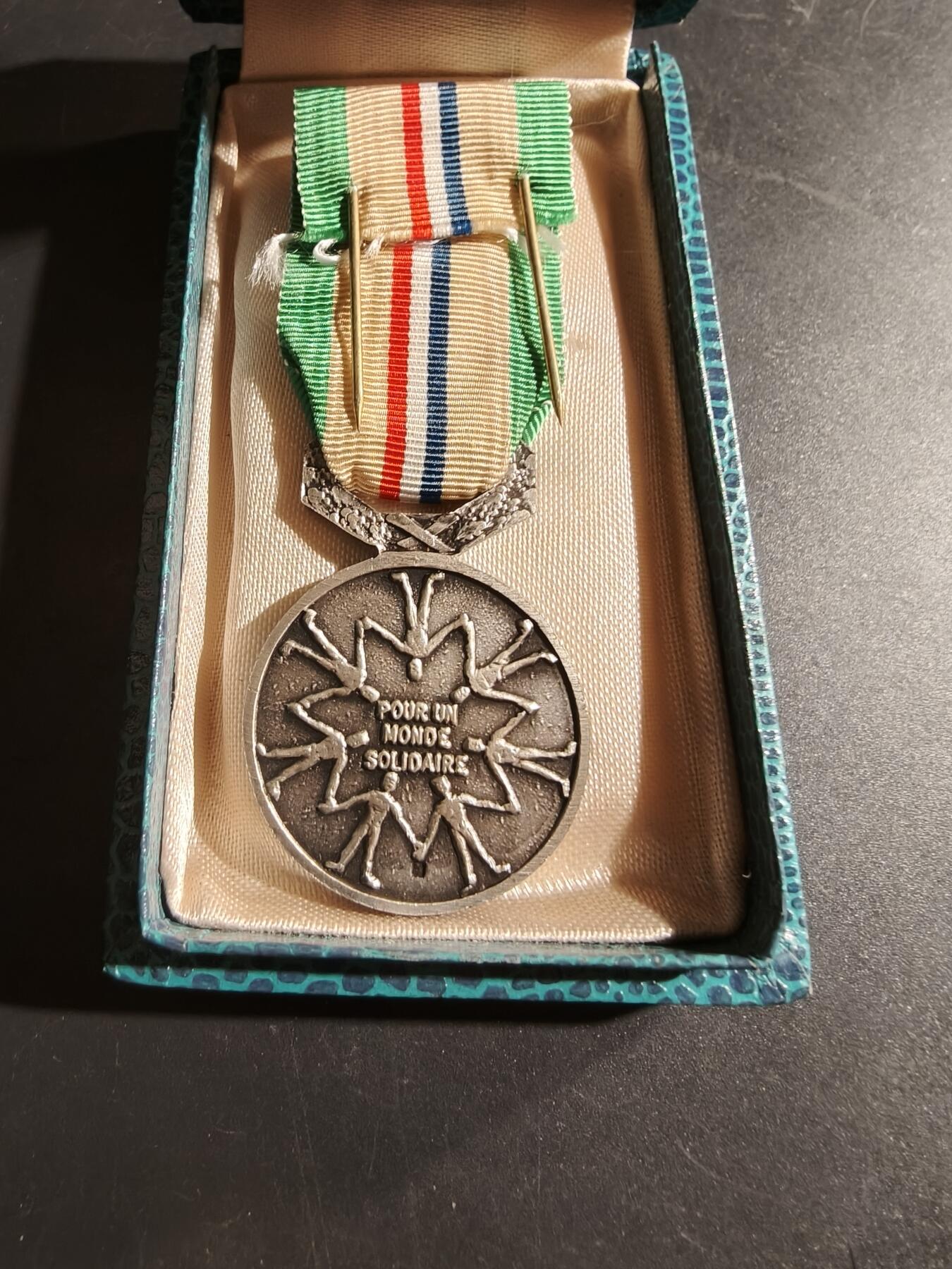 老王徽章第169期 法国二战老兵与战俘联合会纪念章     原盒