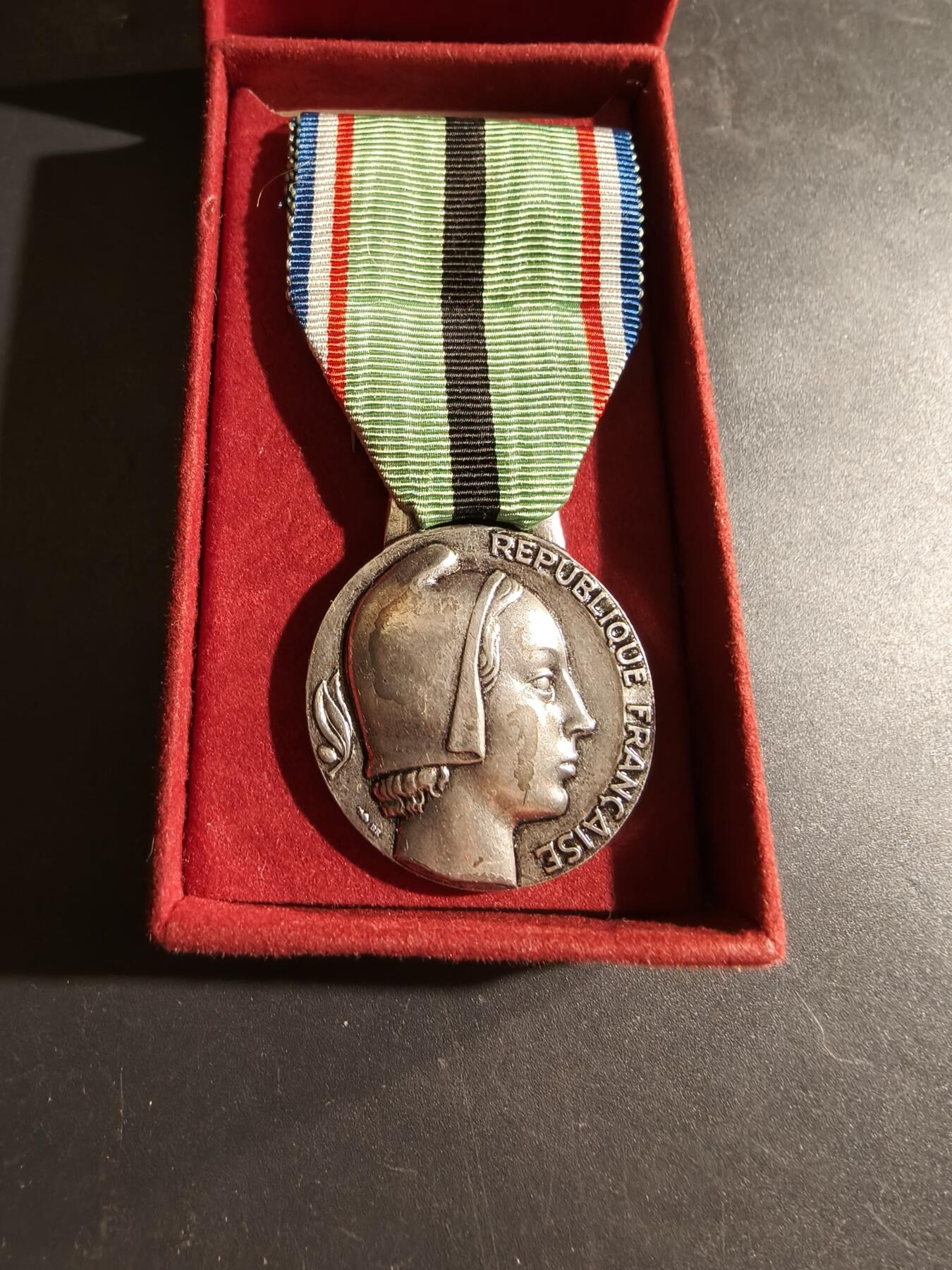 老王徽章第169期 法国二战流亡爱国者纪念章     原盒      该纪念章于1954年由法令设立，名为“1939-1945年流亡爱国者纪念章”，专门授予那些通常居住在阿尔萨斯-洛林/莱茵-摩泽尔省的法国公民，他们在纳粹占领期间被捕、驱逐出境并被关押在集中营，或被宣布为非法移民、流放或被迫迁往其他敌占区。