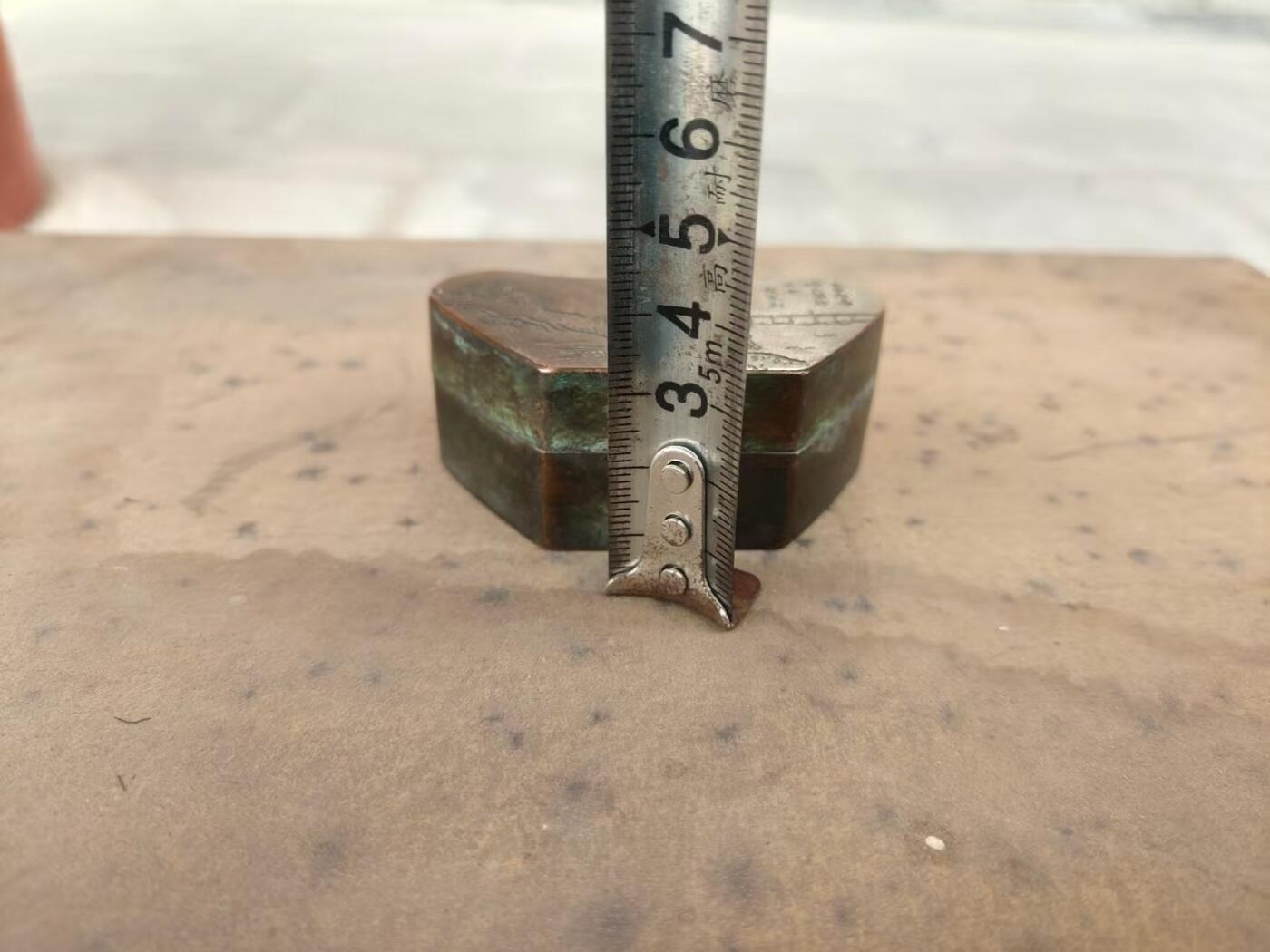 民国老铜墨盒一个，纯铜材质，雕松树人物，带诗文题记，底款“瑞珍”。元宝形，包浆自然老道，整体完整，盖子盖得紧，配件齐全，无漏裂。