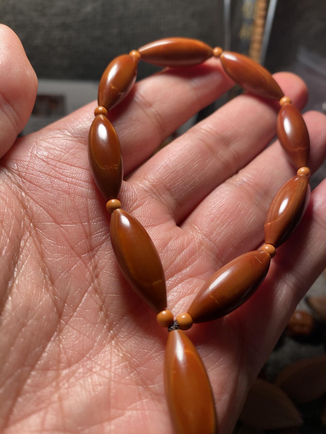 以核会友，中国非物质文化遗产苏工核雕手作 福利苏工核雕，纯手工10遍打磨，铁核柳叶精工10年老核，个性十足，等待有缘人，与众不同，尺寸0。9x2.4喜欢的来