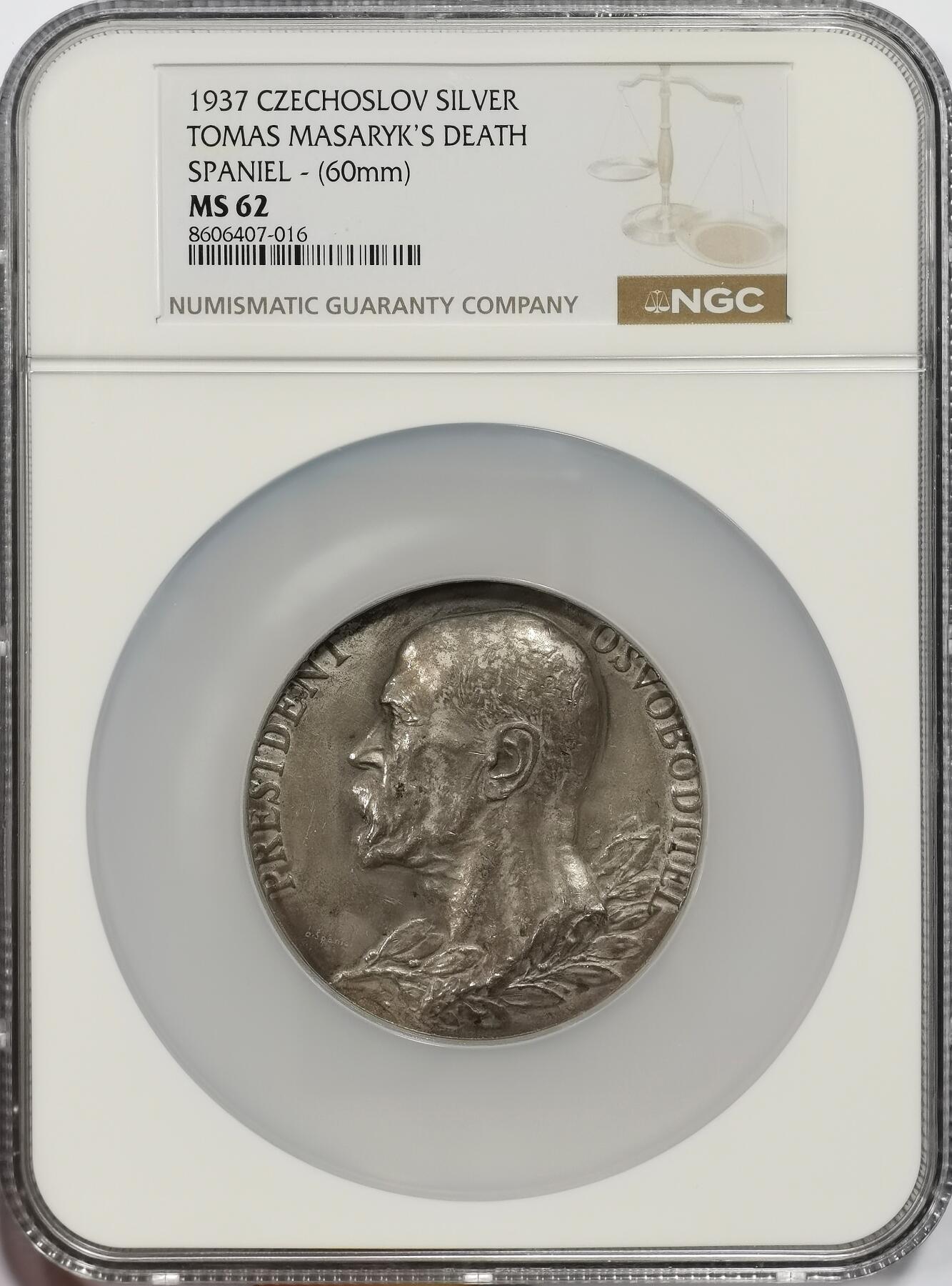 博洋堂世界钱币拍卖第151期（全场包邮） NGC MS62 唯一冠军！捷克斯洛伐克总统去世巨大银章，60mm巨大款，发行量极少！背面是修女恸哭悲伤构图，唯美而肃穆！一年后纳粹攻入，捷克沦陷。盒子背面上方有裂