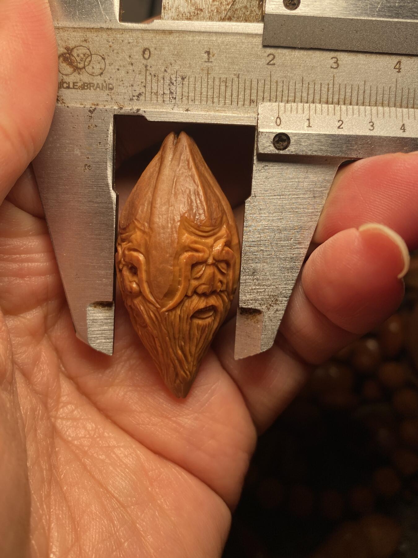 以核会友，中国非物质文化遗产苏工核雕手作 福利苏工核雕，纯手工雕刻，四花梅林大核仙翁百态，四个表情，个性十足，等待有缘人，市场无同款，尺寸2。18x4.65喜欢的来