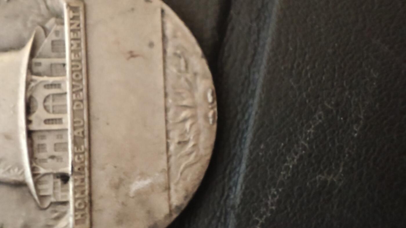 全场0元起拍，周六（12.13）下午5点开始，第70期 法国消防奖章银质。银价约175左右。