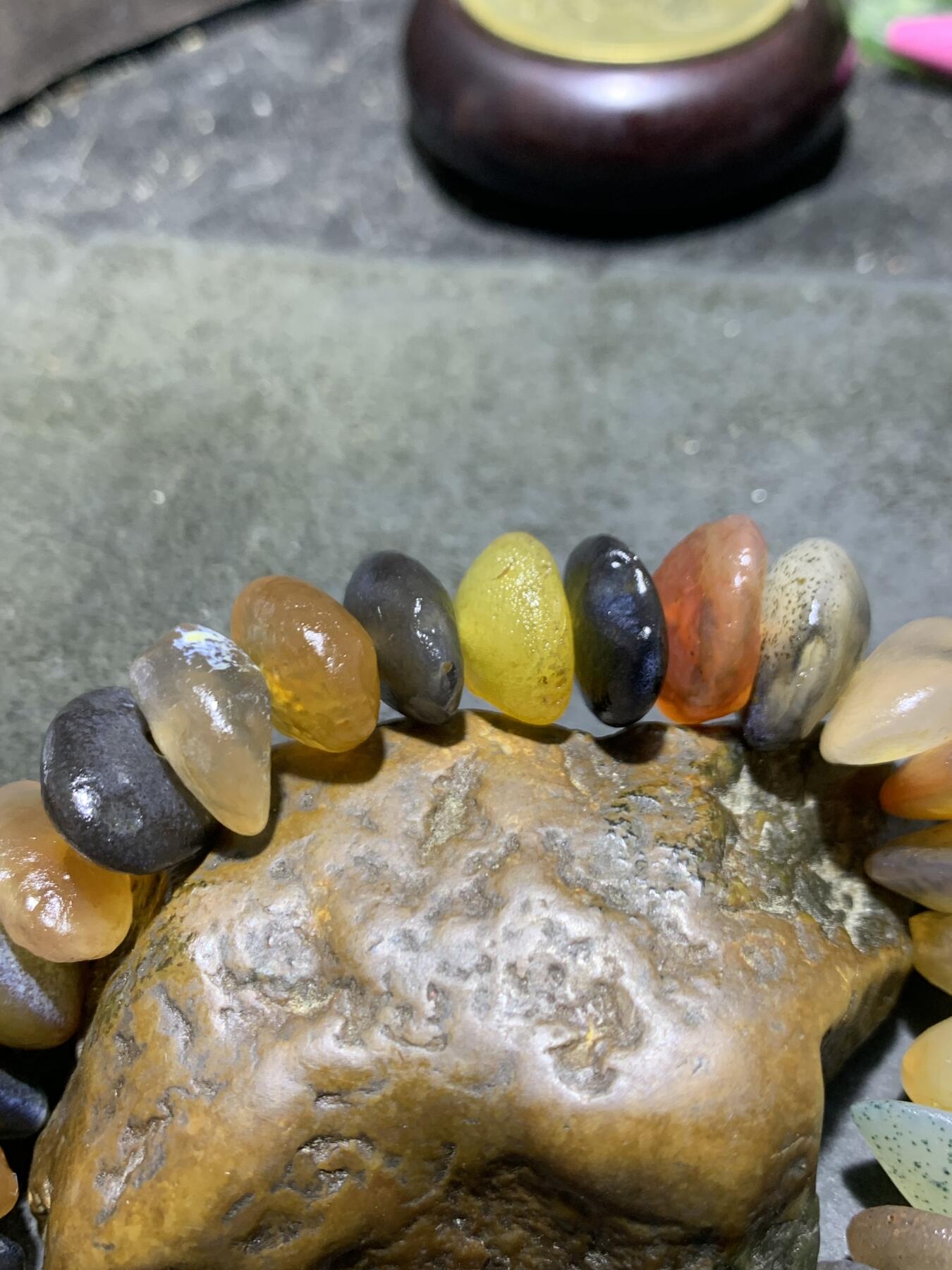 精美阿拉善瓜子型原石手串一条，