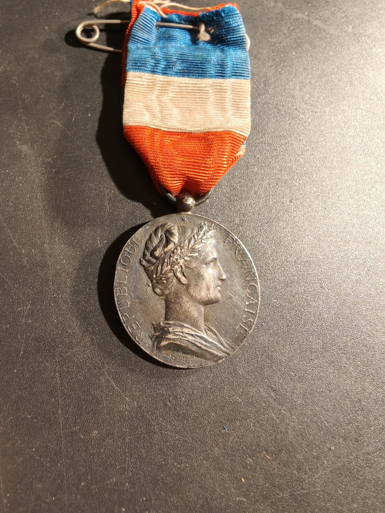 老王徽章第169期 法国银级劳工奖章     少见农业部版本（右看玛丽安娜，一般为面部朝左）   950银     12.9g 