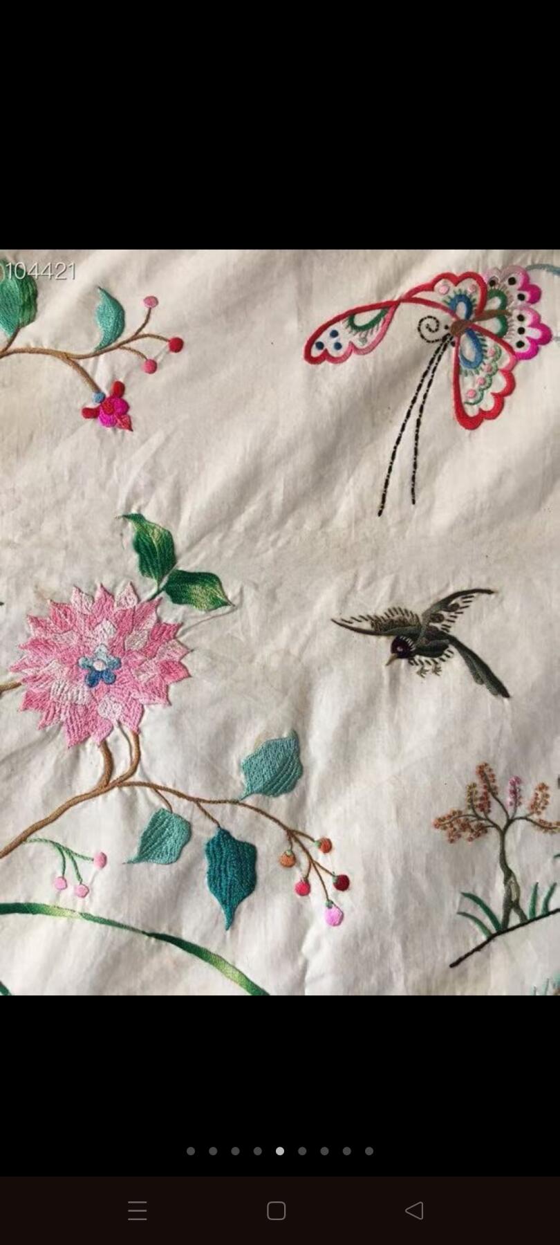 清代刺绣赏品，图案精美绝伦，清秀优雅别致，花儿怒放、鸟儿枝头喳喳、蝴蝶🦋飞飞、嬉戏花朵🌺花蕊争胜！春意盎然喜庆祥和，绣工精湛复杂精细，漂亮无比，色泽鲜艳醇厚饱满，图案精美绝伦，尽显灵动飘逸之唯美意境，惹人醉，包浆浑厚自然，保存完好无损，大开门纯真老货，大户人家所能拥有的高端大气精致优雅之佳品！