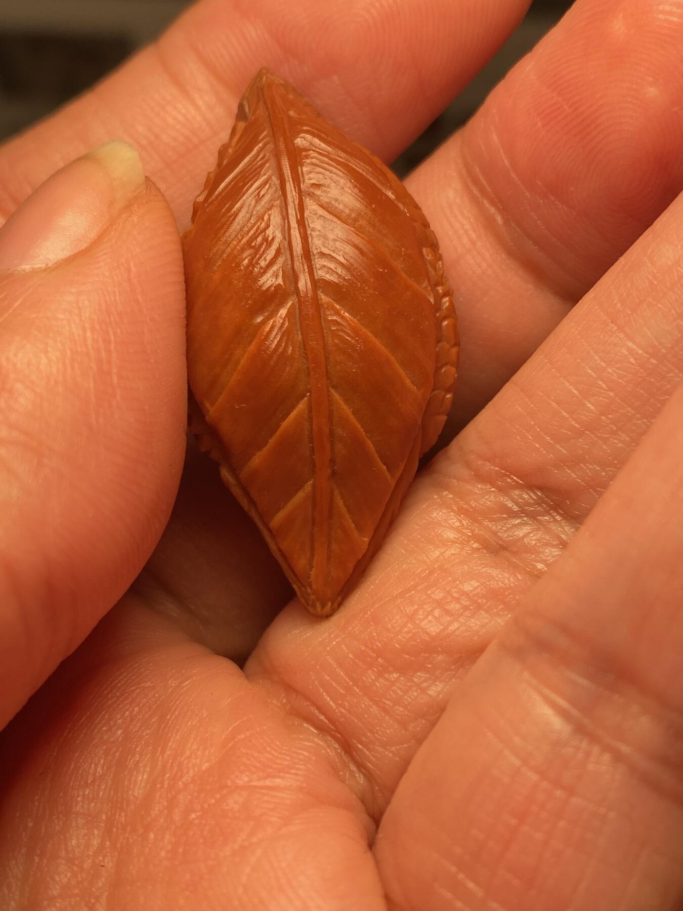 以核会友，中国非物质文化遗产苏工核雕手作 福利苏工核雕，纯手工雕刻一叶成龙单籽个性十足，等待有缘人，市场无同款，尺寸2。0x4.1喜欢的来