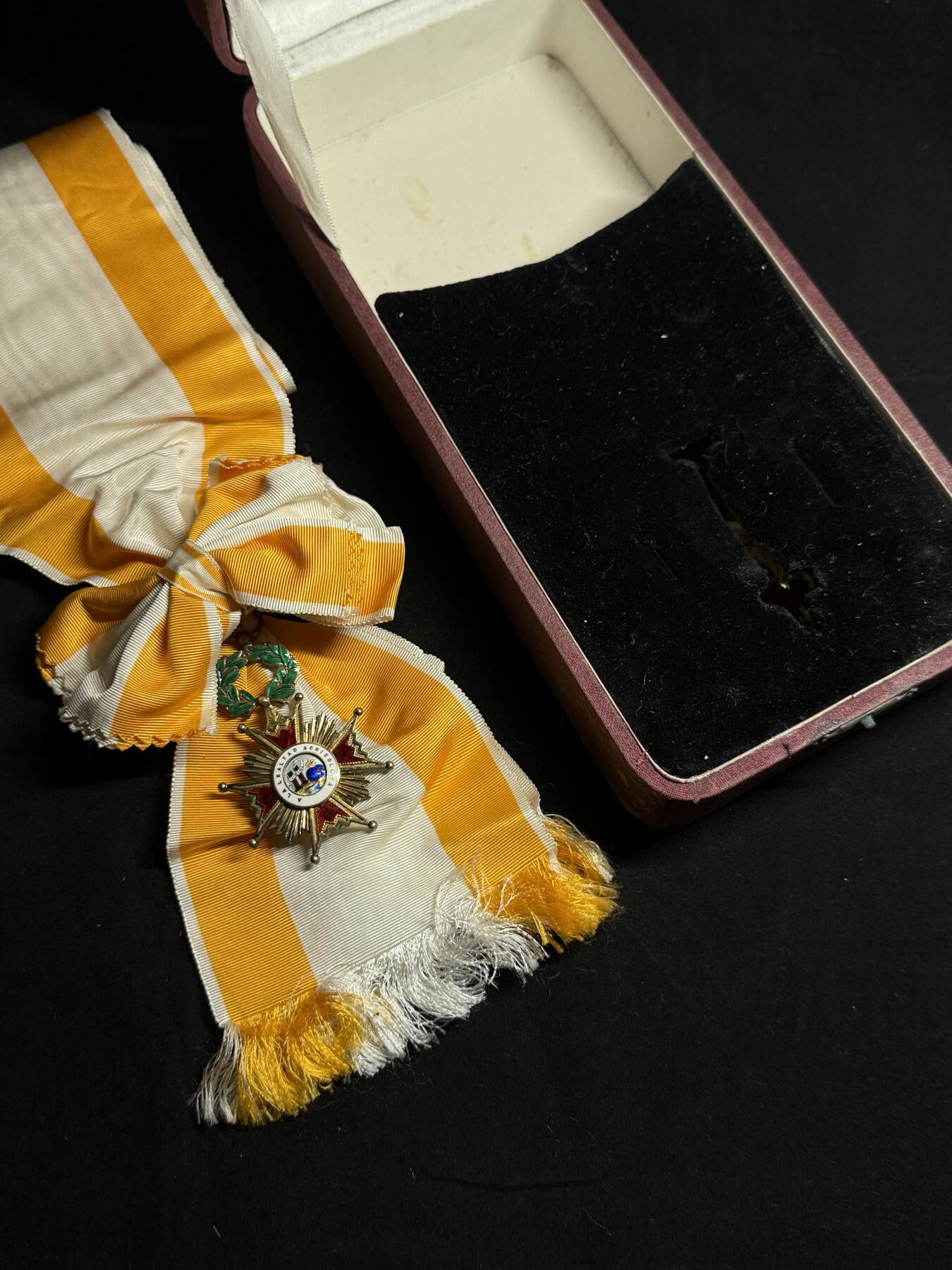 欢庆元旦！戎马世界章牌大赏第109期元旦大拍 西班牙大十字级伊莎贝拉勋章大绶，带盒子，缺少星芒章，佛朗哥时期版本，早期银制，少见