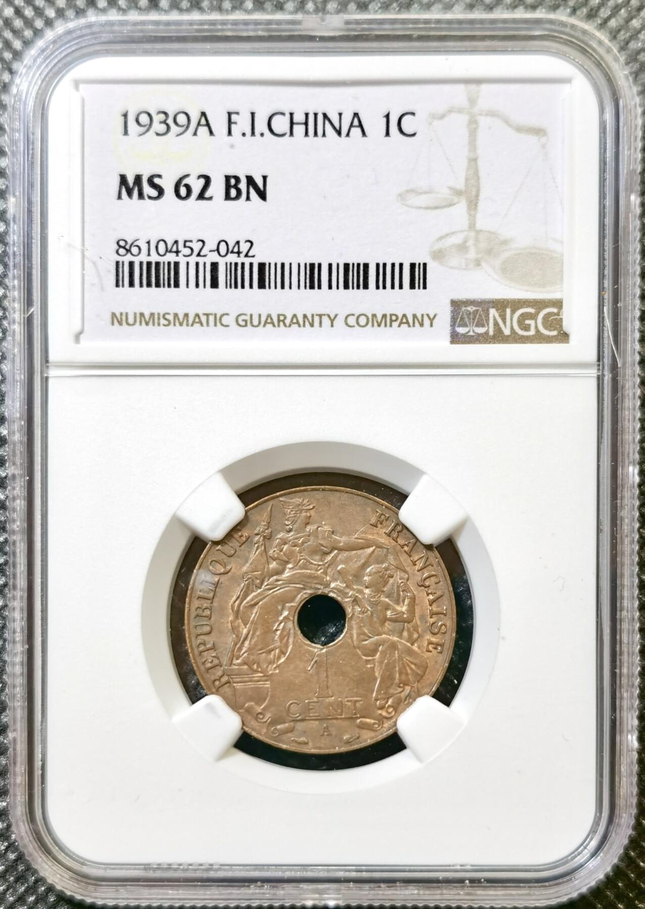 甄臻铺-世界币章拍卖（第43期）送拍享返佣金等优惠多多 NGC-MS62BN 法属印度支那1939A百分之一铜币，有趣的汉字坐人铜币，经典巧克力包浆