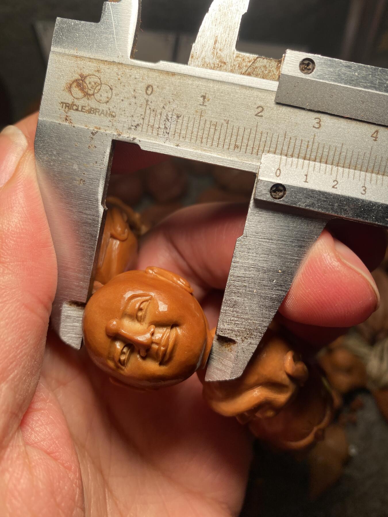 以核会友，中国非物质文化遗产苏工核雕手作 福利重器苏工核雕，纯手工雕刻，须派十八罗汉手串，个性十足，高大尚等待有缘人，尺寸2。5x2.5左右喜欢的来