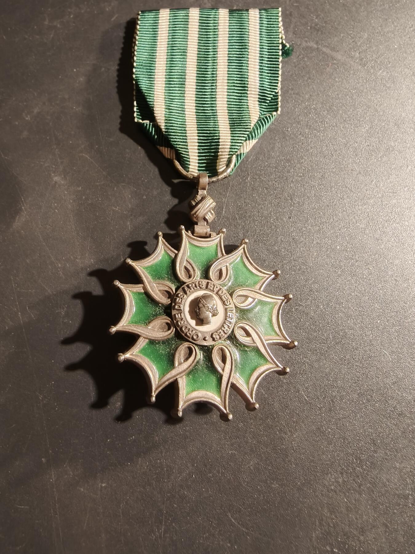 老王徽章第169期 法国骑士级文学艺术勋章    原盒    950银质珐琅    五共第一版