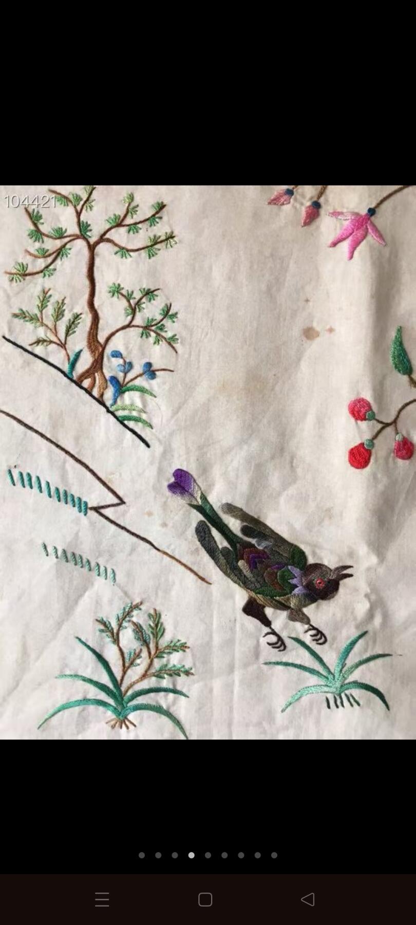 清代刺绣赏品，图案精美绝伦，清秀优雅别致，花儿怒放、鸟儿枝头喳喳、蝴蝶🦋飞飞、嬉戏花朵🌺花蕊争胜！春意盎然喜庆祥和，绣工精湛复杂精细，漂亮无比，色泽鲜艳醇厚饱满，图案精美绝伦，尽显灵动飘逸之唯美意境，惹人醉，包浆浑厚自然，保存完好无损，大开门纯真老货，大户人家所能拥有的高端大气精致优雅之佳品！