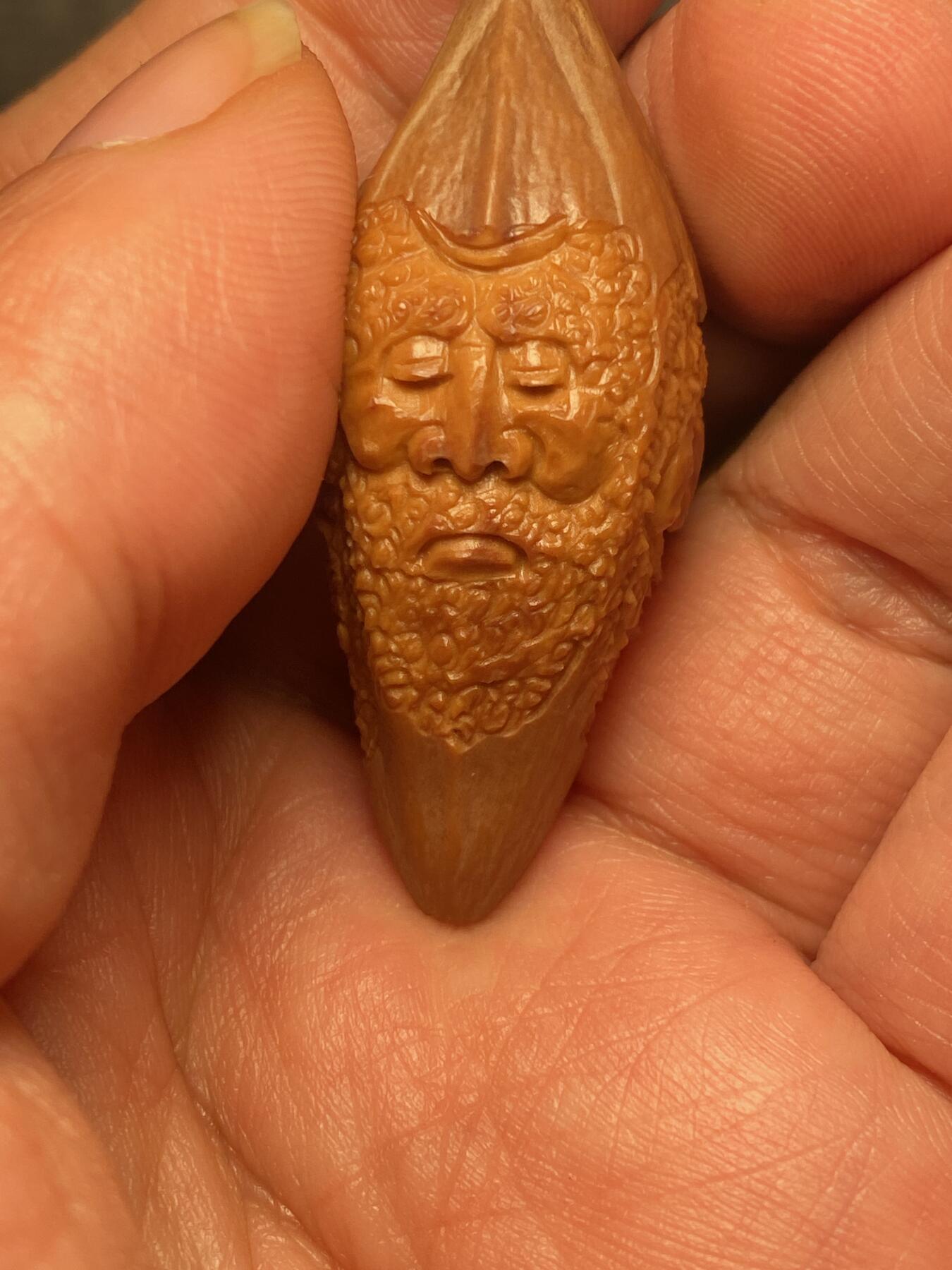 以核会友，中国非物质文化遗产苏工核雕手作 福利苏工核雕，纯手工雕刻，四花梅林大核达摩百态，四个表情，个性十足，等待有缘人，市场无同款，尺寸2。18x4.8喜欢的来