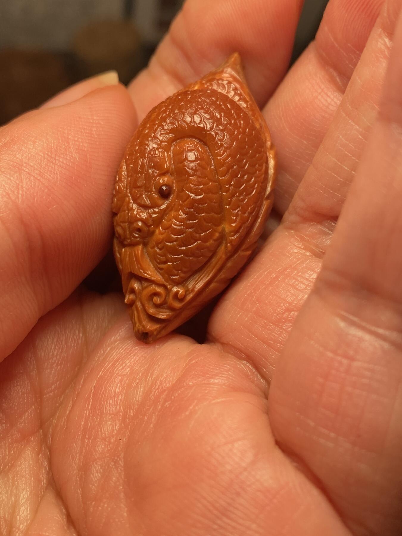 以核会友，中国非物质文化遗产苏工核雕手作 福利苏工核雕，纯手工雕刻一叶暴富，灵蛇单籽个性十足，等待有缘人，市场无同款，尺寸2。0x4.1喜欢的来