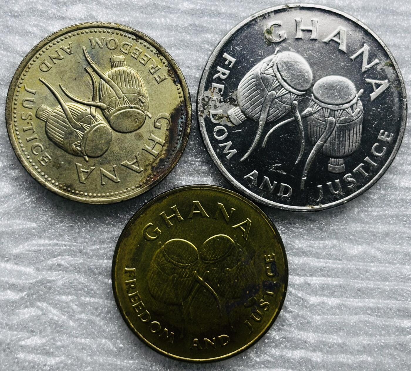 文馨钱币收藏第 284 场，【 长期接收代拍品】老藏家拍品南朝鲜李承晚时期货币，泰国大型纪念币，土耳其各时期及各国套币场 原光好品加纳 5-50-500 塞地 3 枚