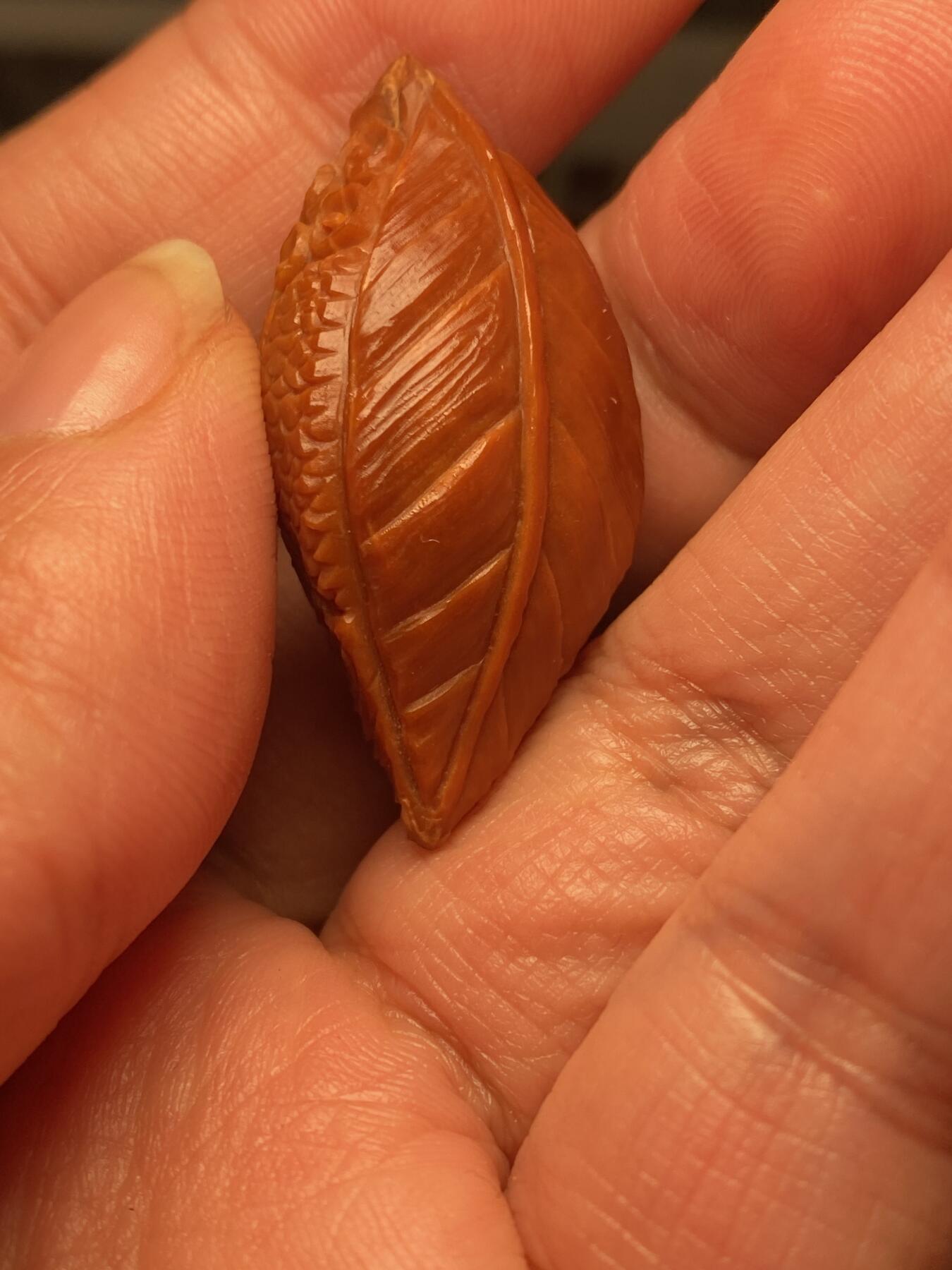 以核会友，中国非物质文化遗产苏工核雕手作 福利苏工核雕，纯手工雕刻一叶成龙单籽个性十足，等待有缘人，市场无同款，尺寸2。0x4.1喜欢的来