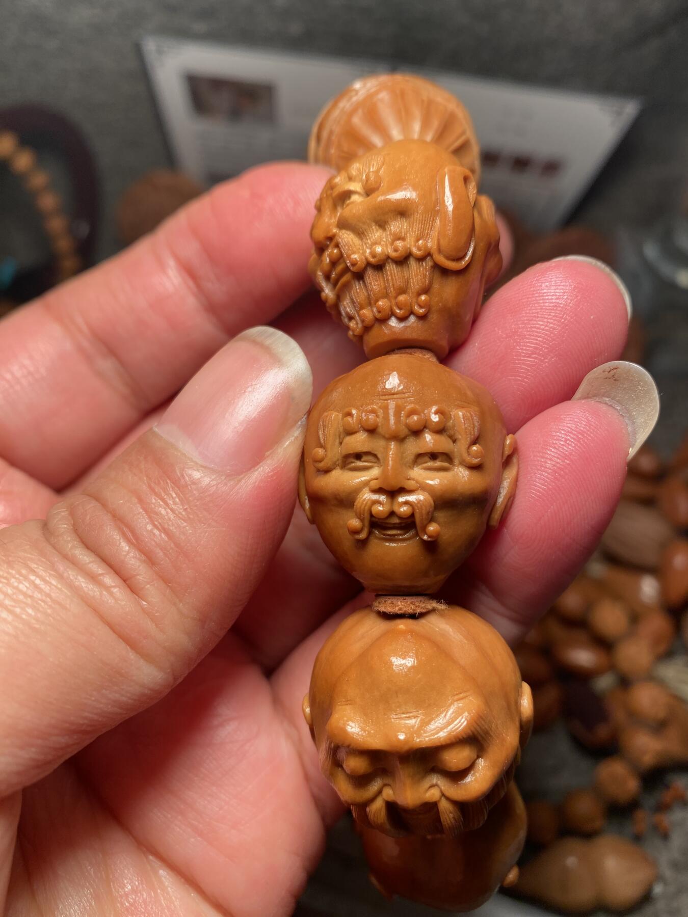 以核会友，中国非物质文化遗产苏工核雕手作 福利重器苏工核雕，纯手工雕刻，须派十八罗汉手串，个性十足，高大尚等待有缘人，尺寸2。5x2.5左右喜欢的来