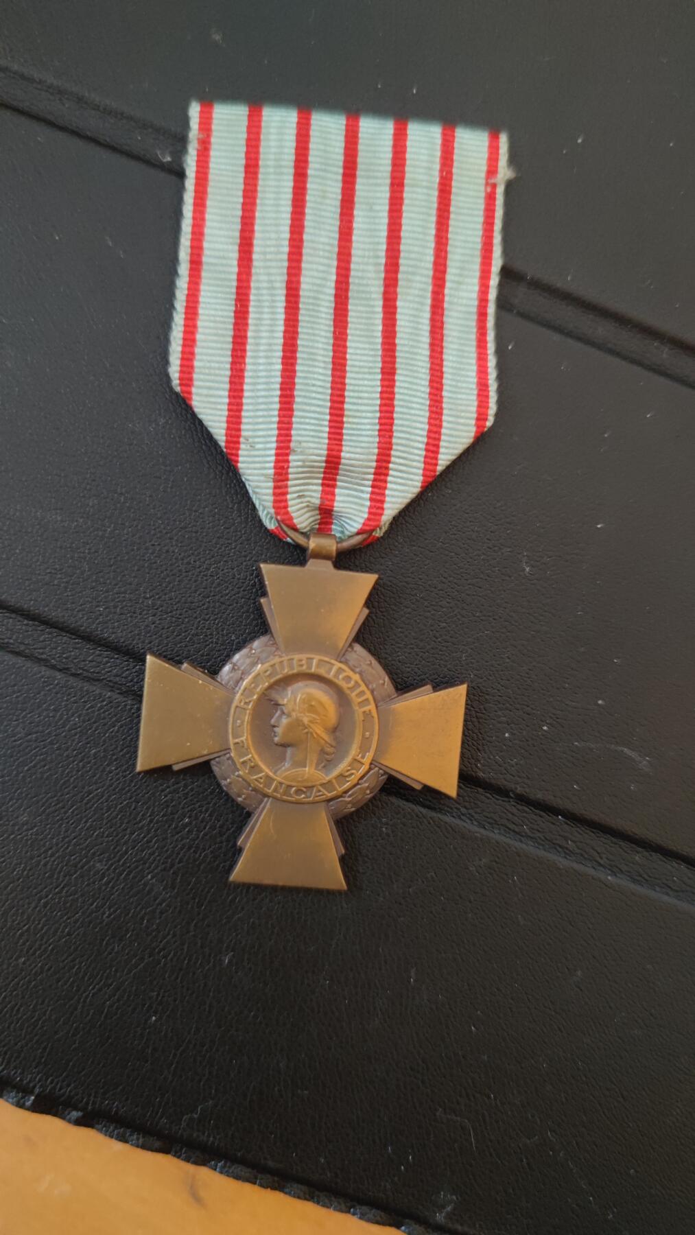 全场0元起拍，周六（12.13）下午5点开始，第70期 法国战斗十字奖章。