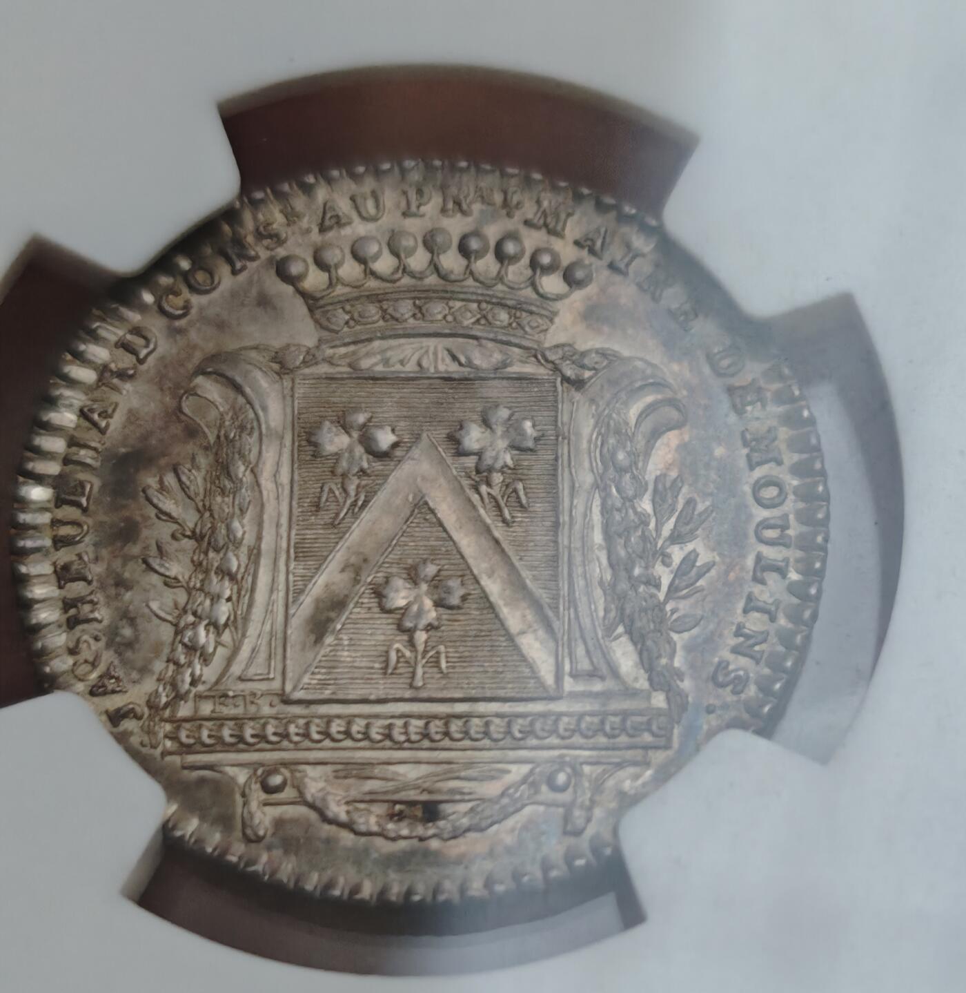 瓶子🏺第220期拍卖会  法国18世纪早期十字架徽记鸢尾花JETON银质代币  NGC MS63